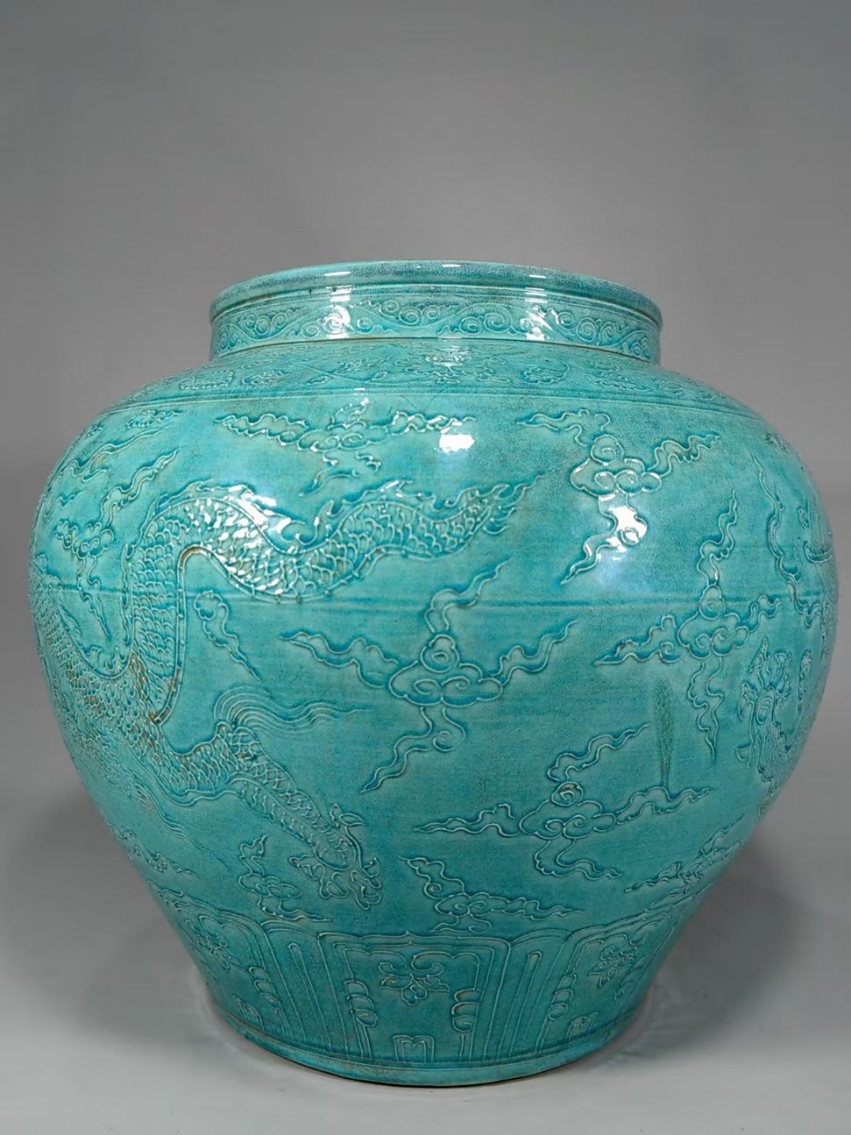 明,孔雀绿釉浮雕龙纹罐