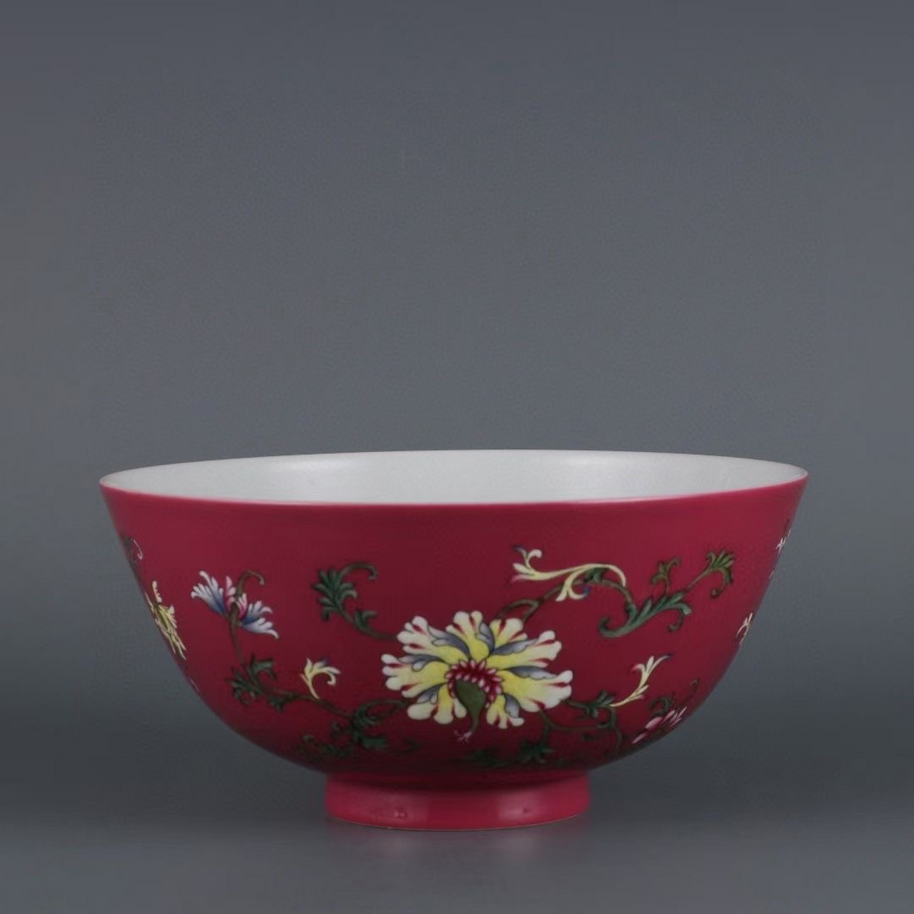 清,胭脂红粉彩花卉碗