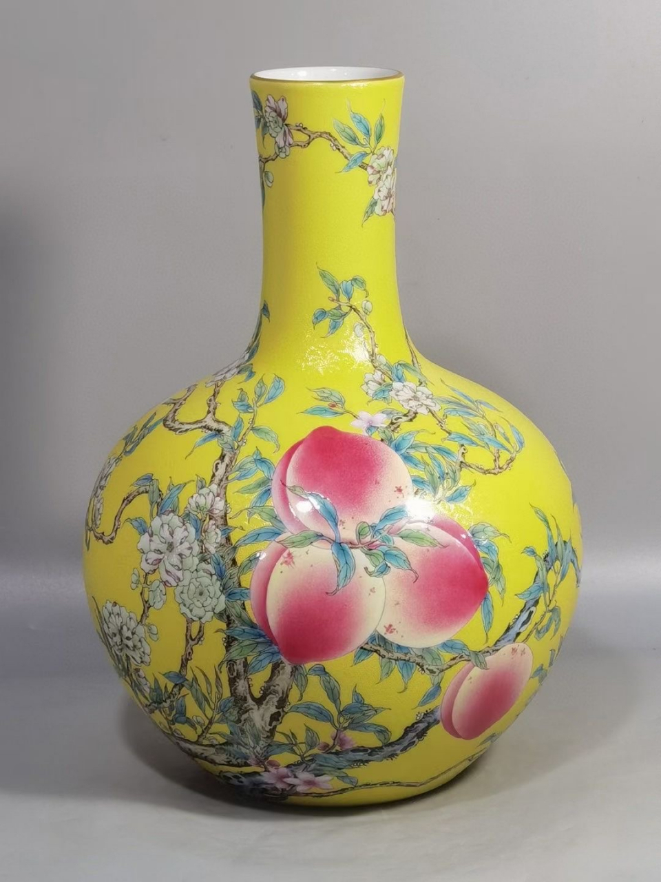 清,黄釉底粉彩寿桃天球瓶