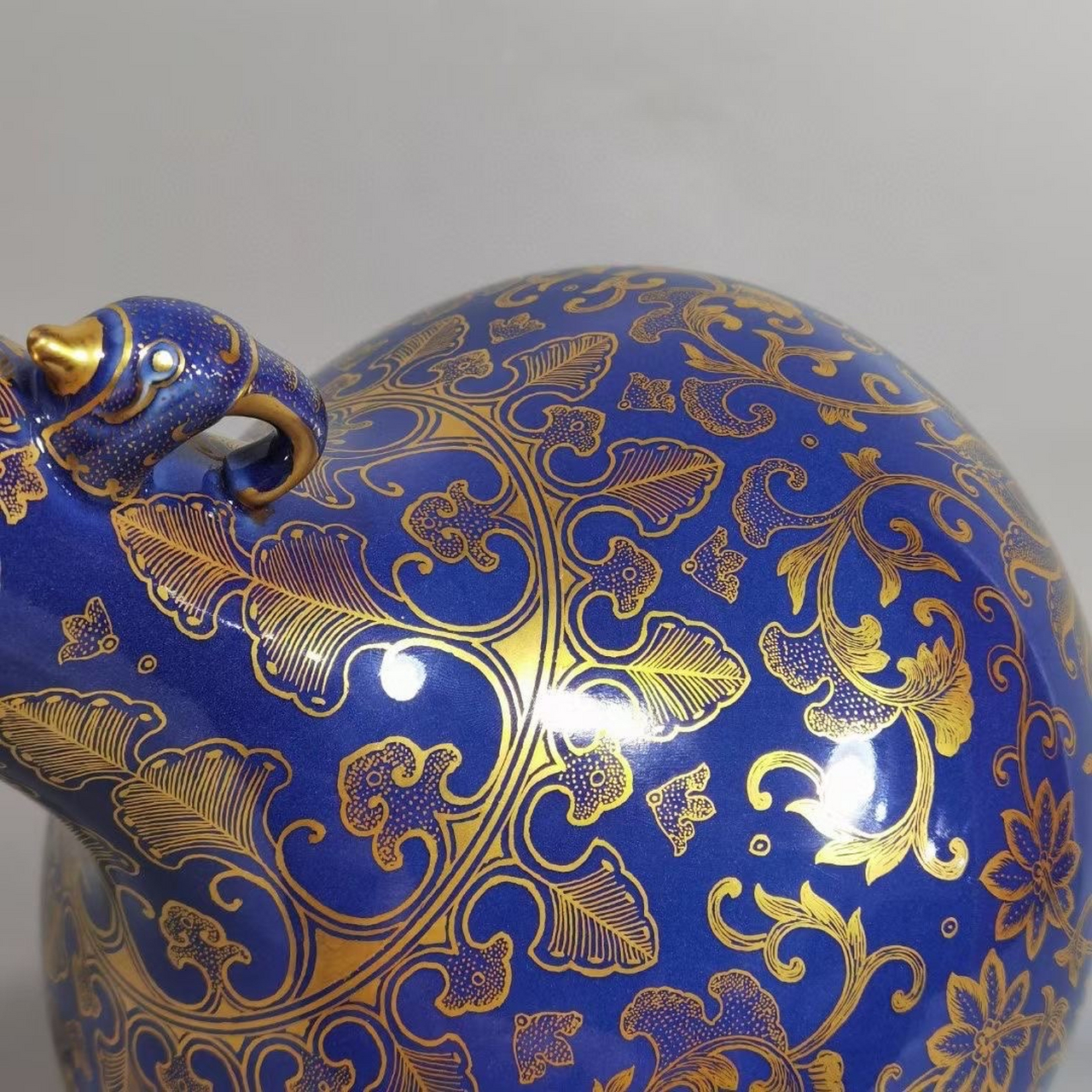 清,霁蓝釉底描金花卉瓶