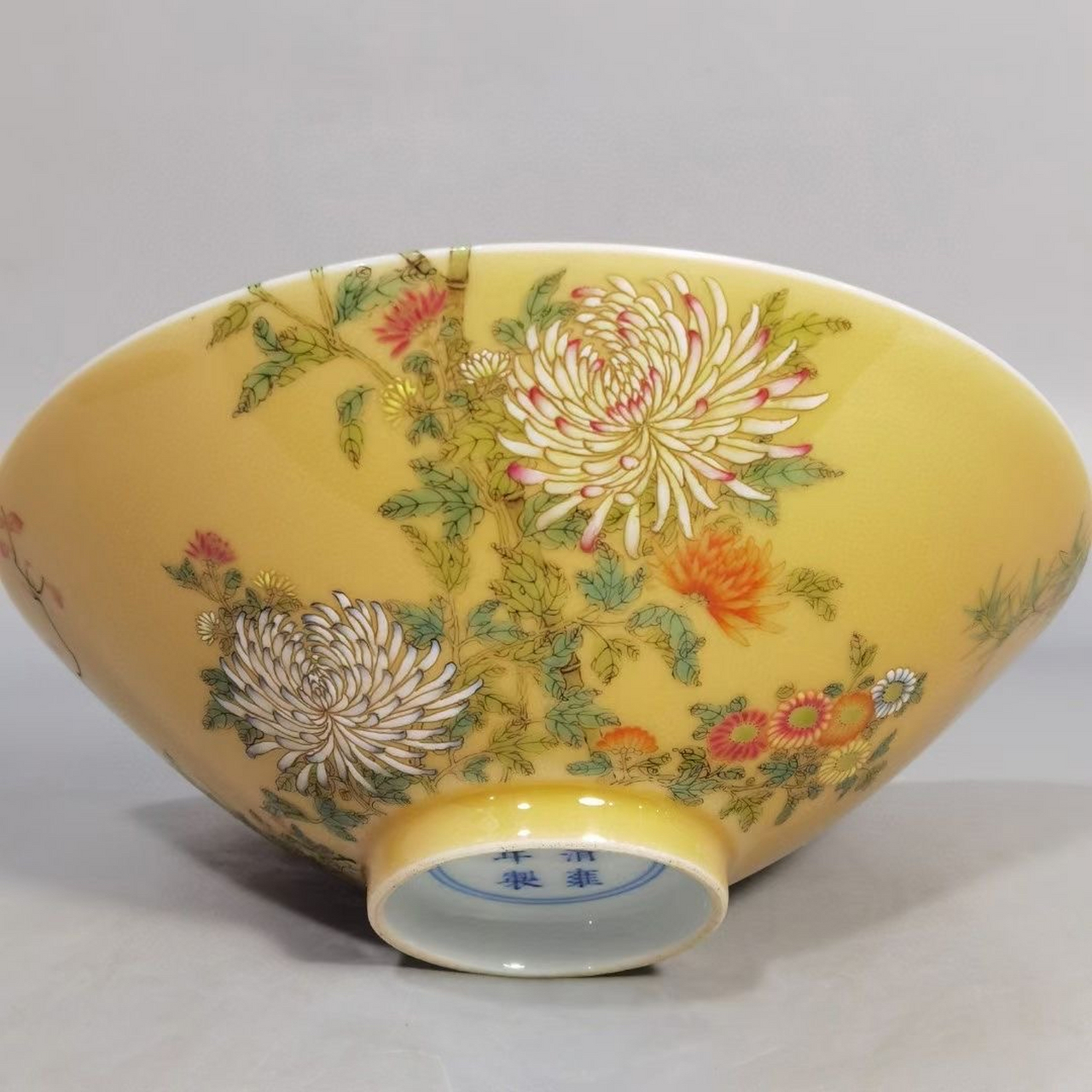 清,米黄釉底粉彩花鸟斗笠碗