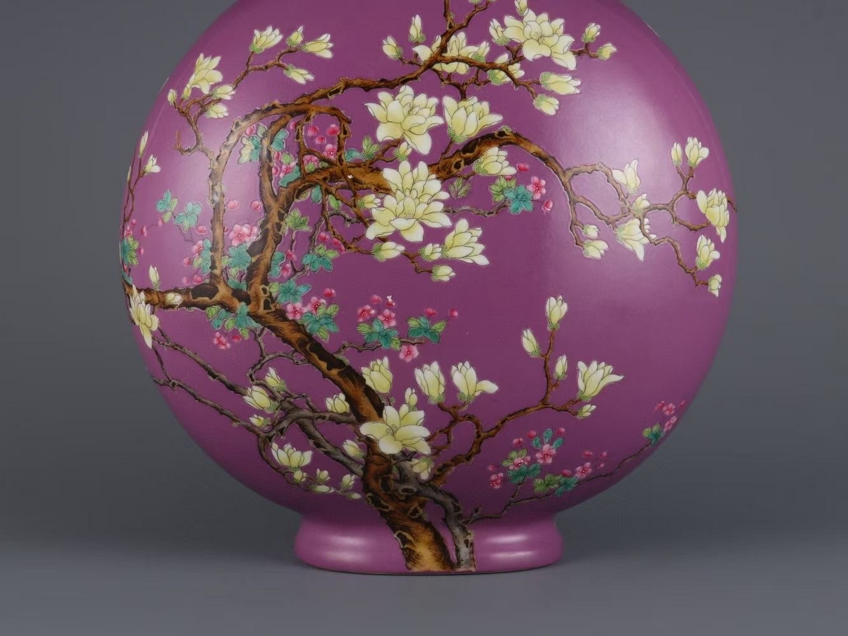 清,胭脂紫底粉彩花卉抱月瓶