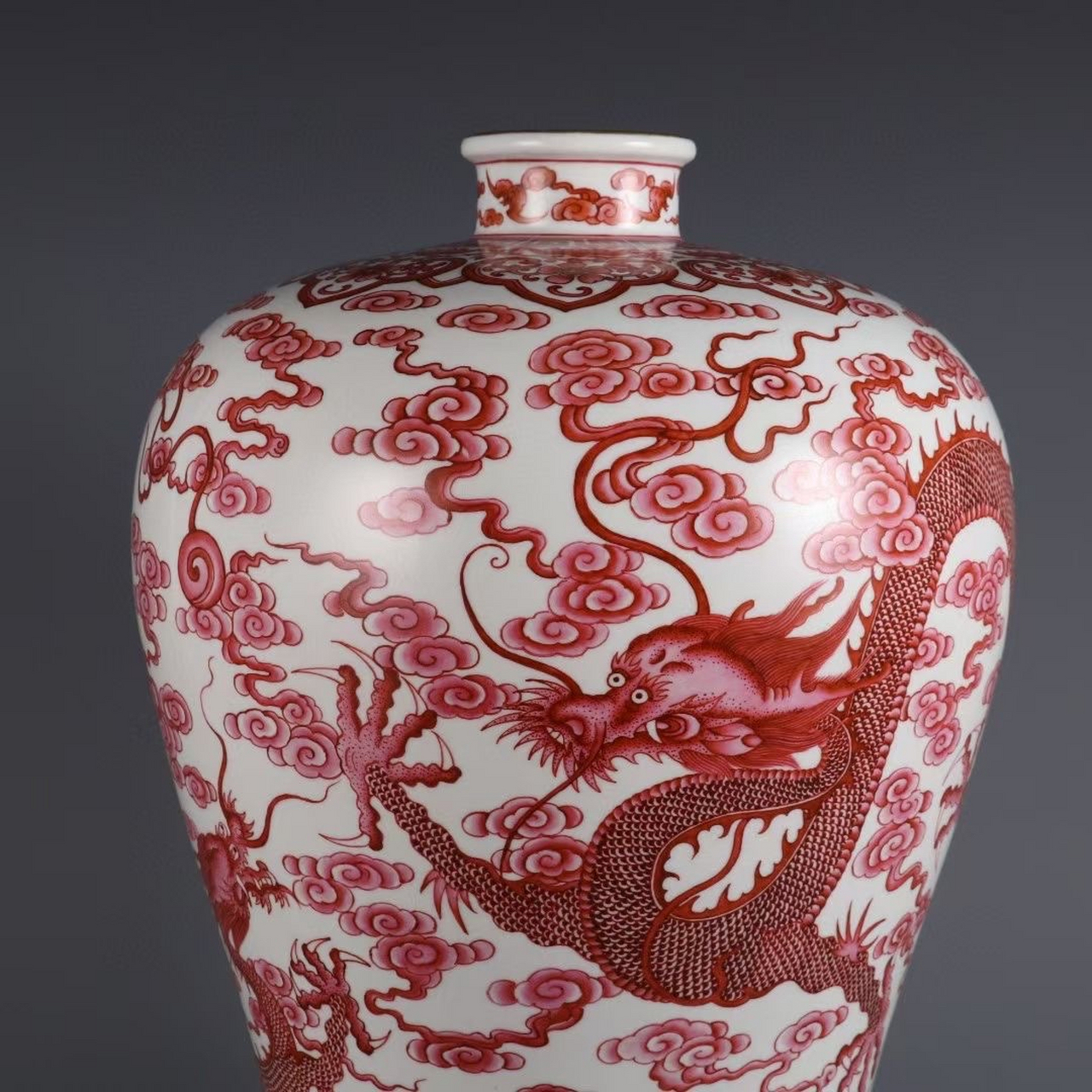 清,胭脂红龙纹梅瓶