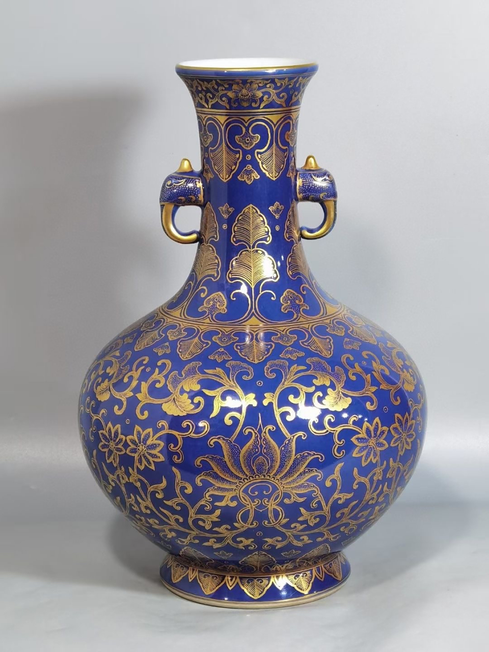 清,霁蓝釉底描金花卉瓶