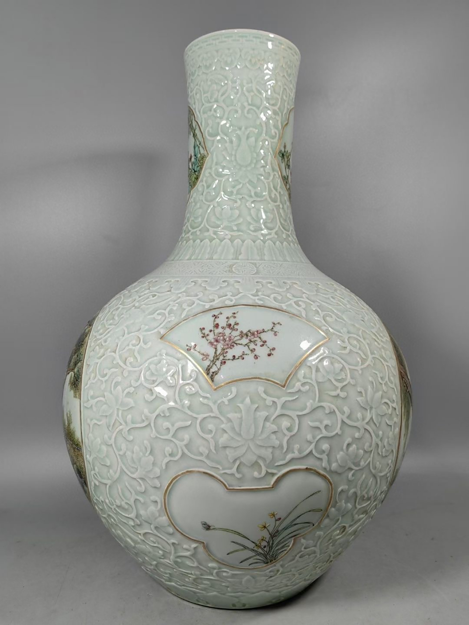 清,豆青釉浮雕开窗粉彩人物天球瓶