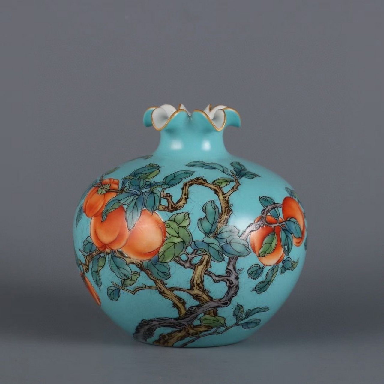 清,松石绿底粉彩柿子石榴尊