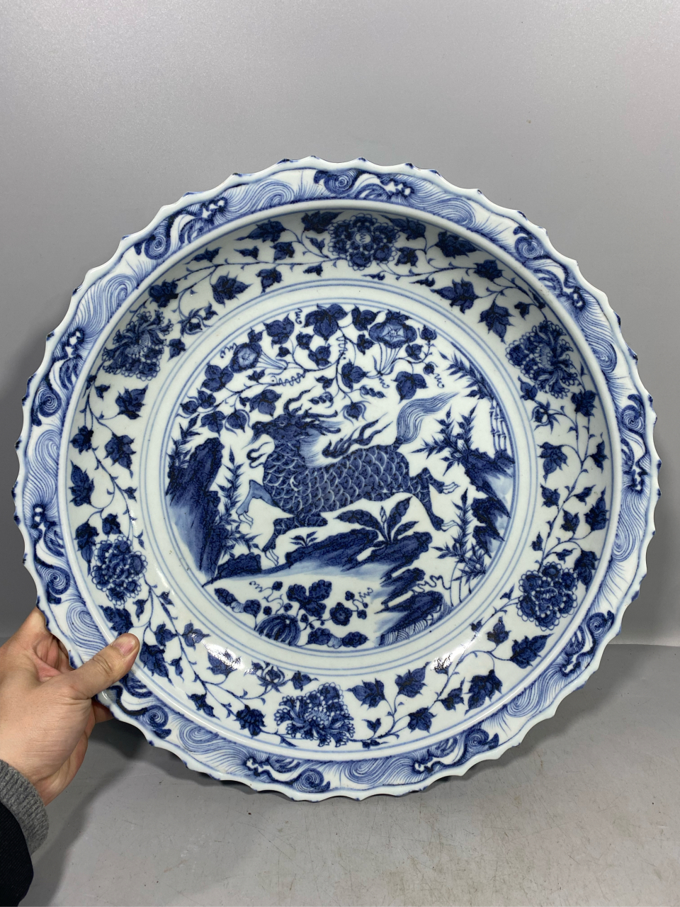 明,青花麒麟花卉盘