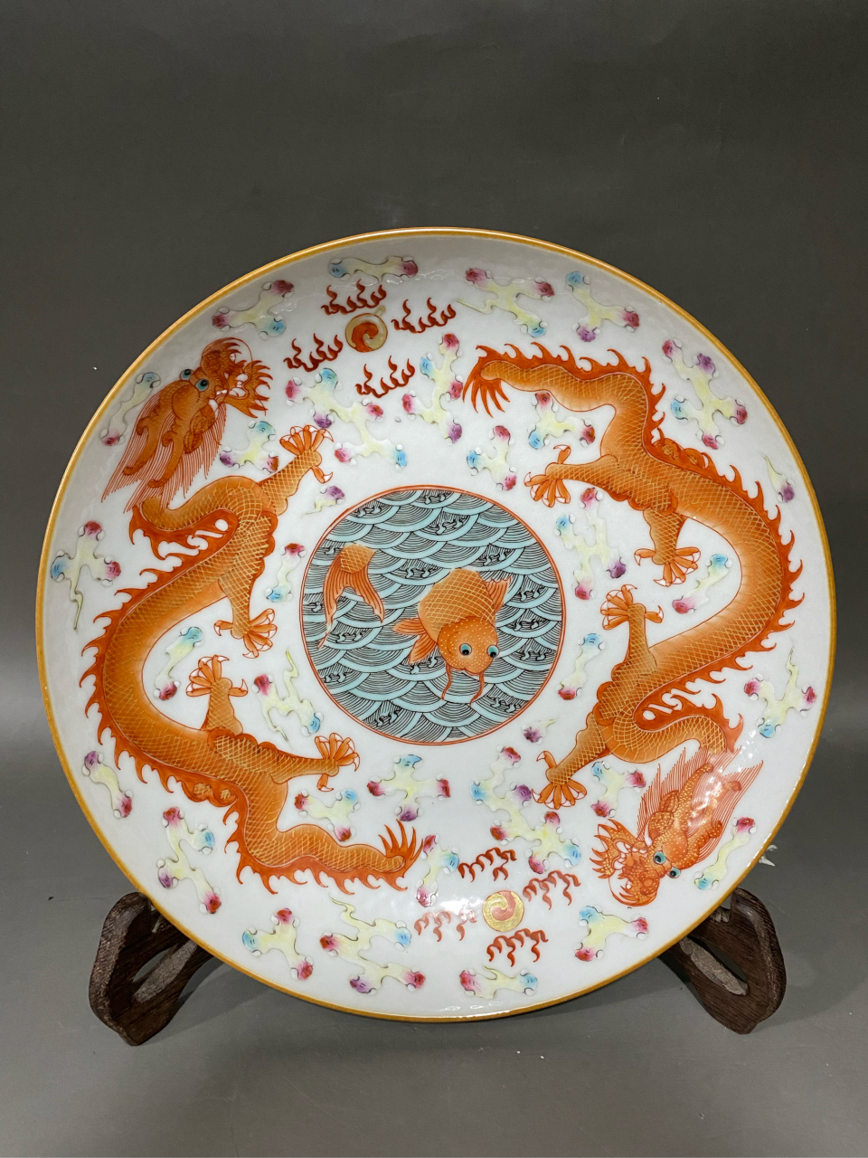 清,泛红描金鱼化龙盘