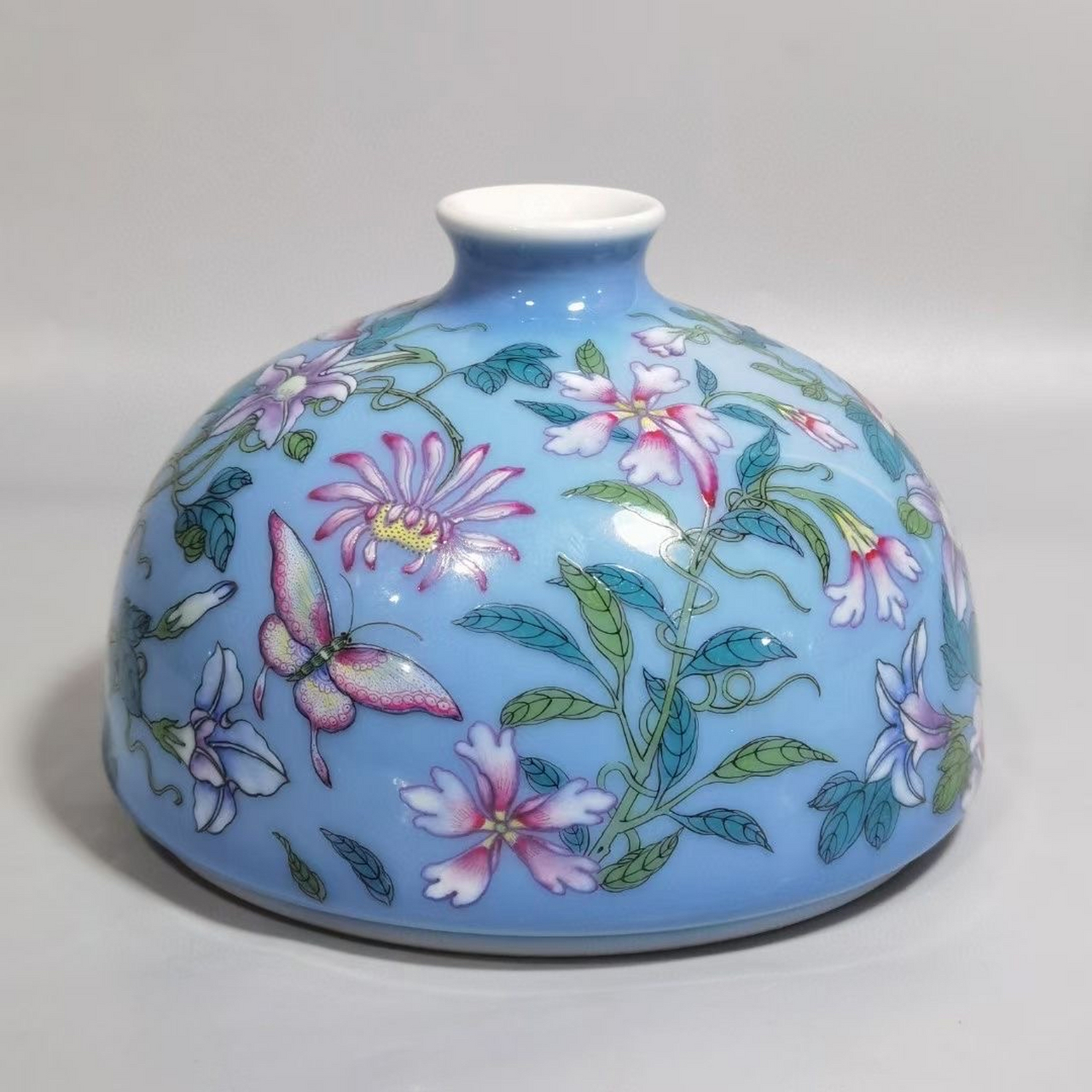 清,天蓝釉底粉彩蝶恋花太白尊