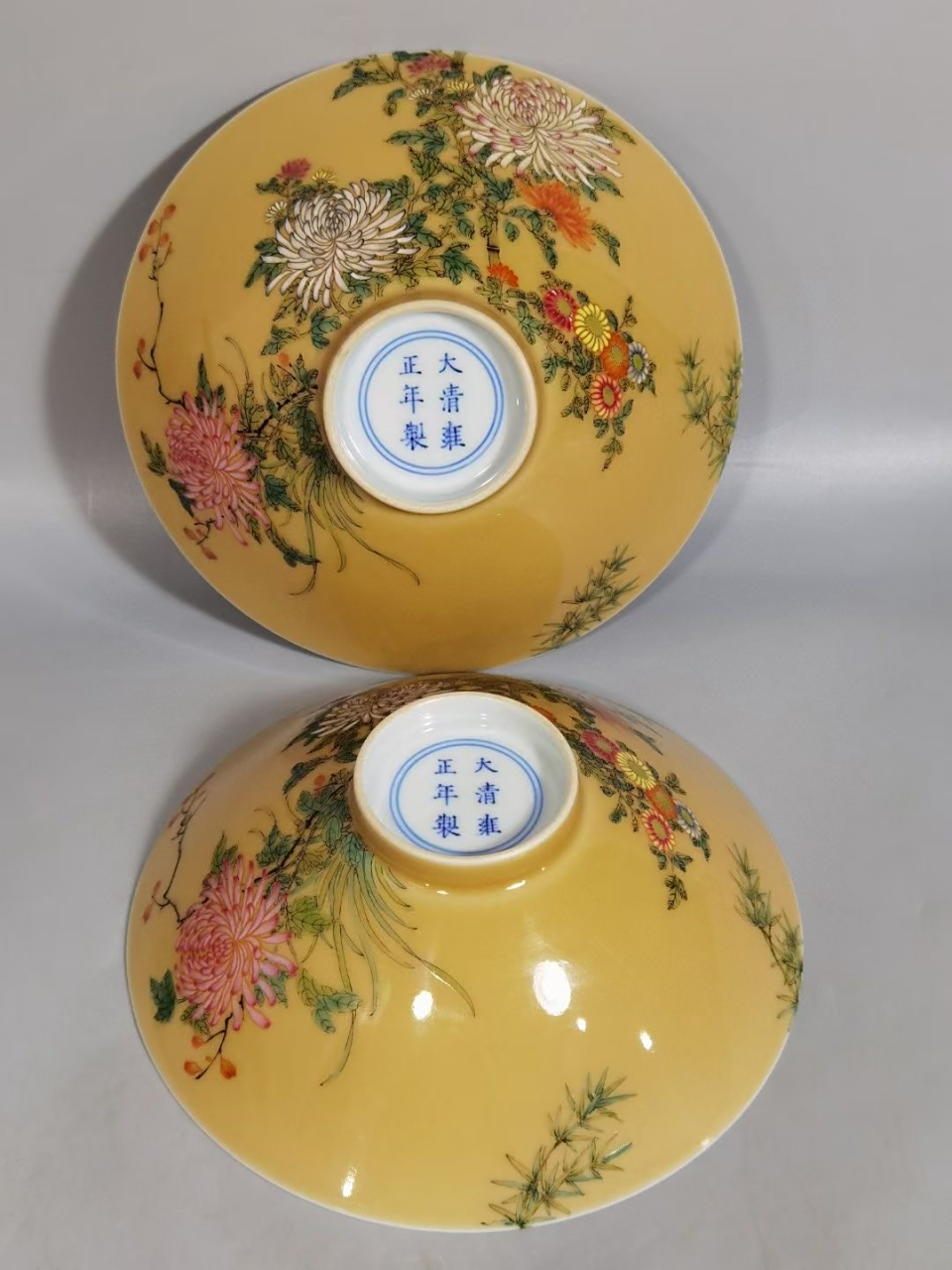 清,米黄釉底粉彩花鸟斗笠碗