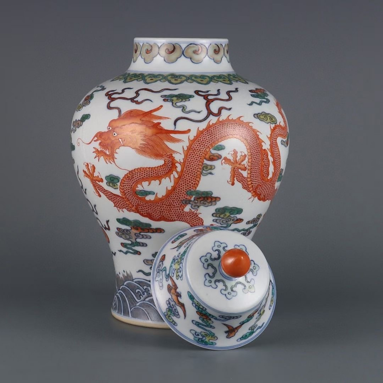 清,斗彩云纹矾红龙纹将军罐