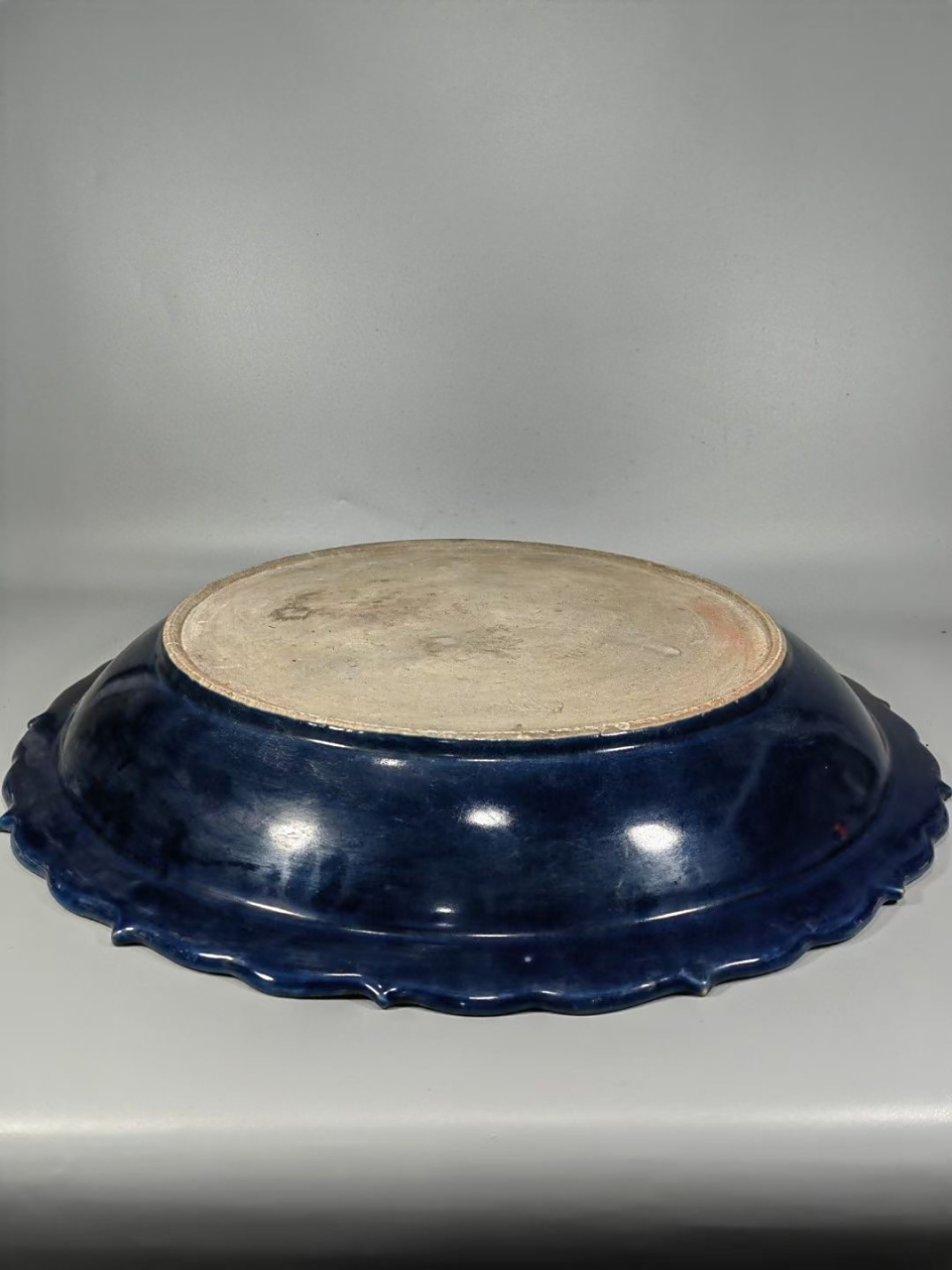 明,霁蓝釉堆雕留白龙纹盘