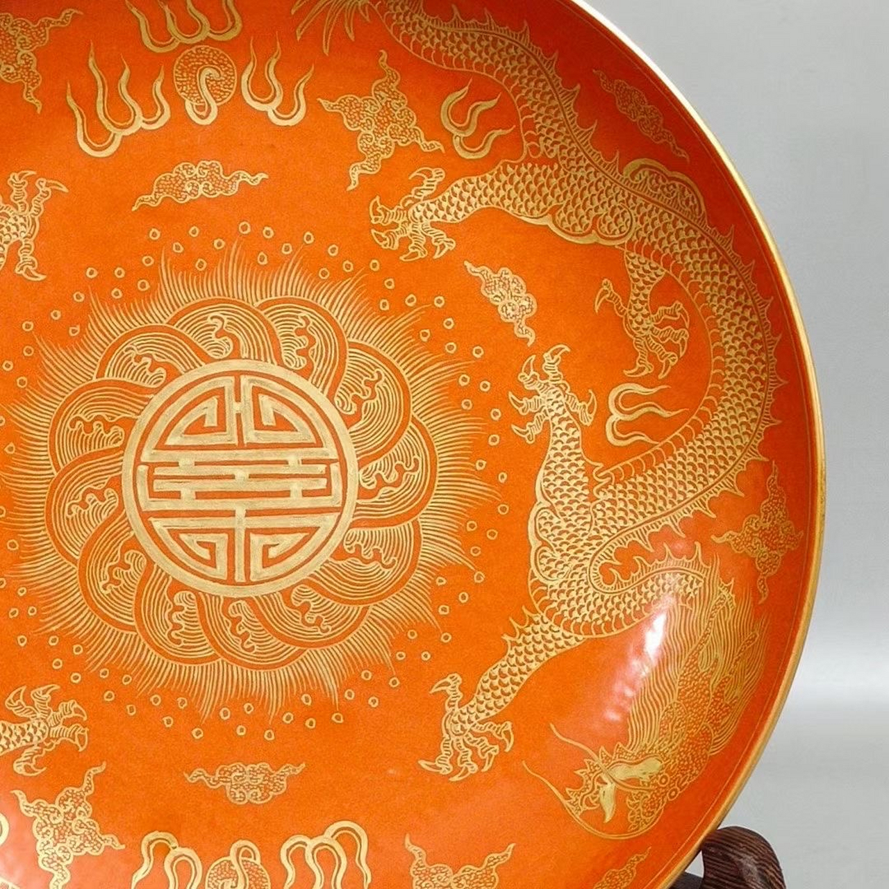 清,矾红描金龙纹寿字盘