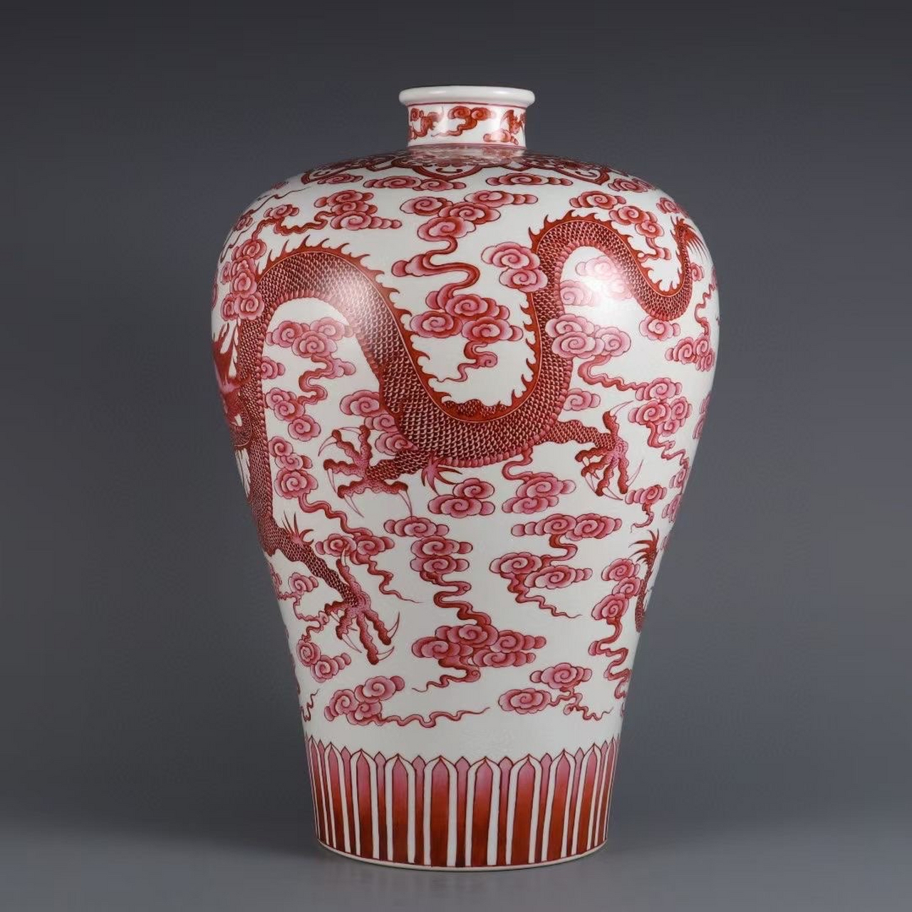 清,胭脂红龙纹梅瓶