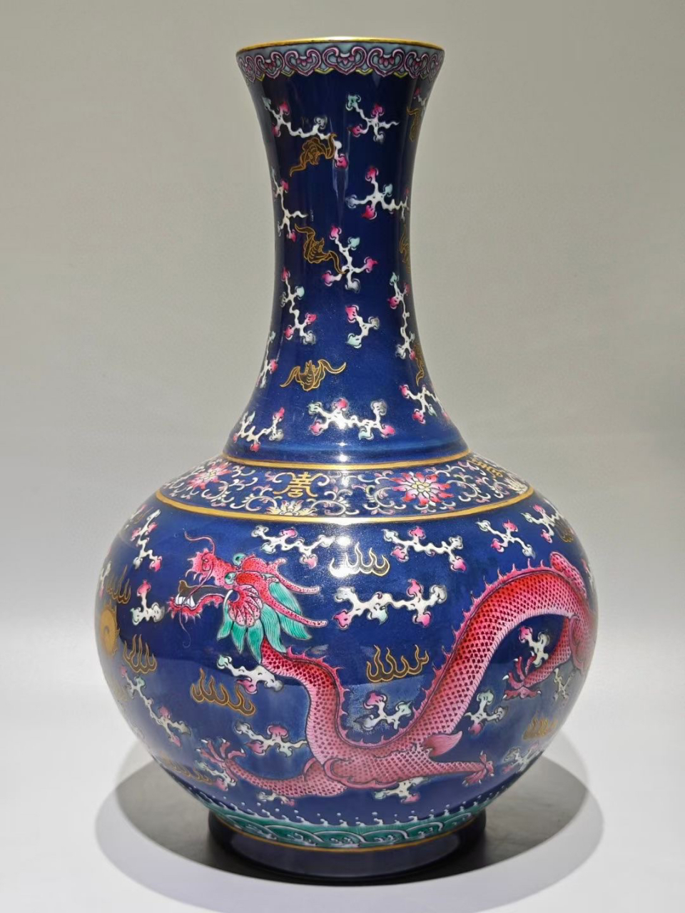 清,蓝釉底粉彩龙凤瓶