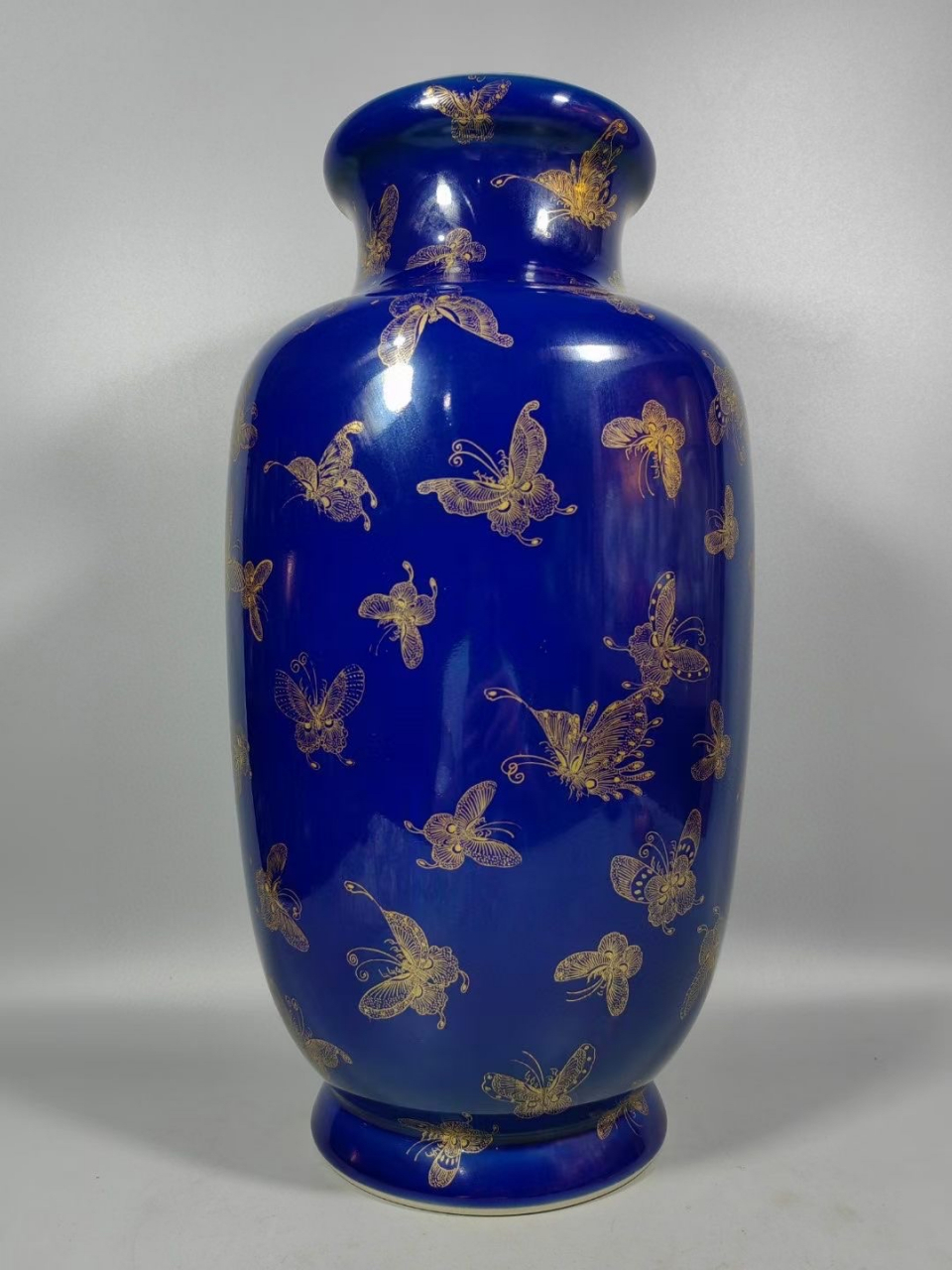 清,霁蓝釉描金百蝶瓶