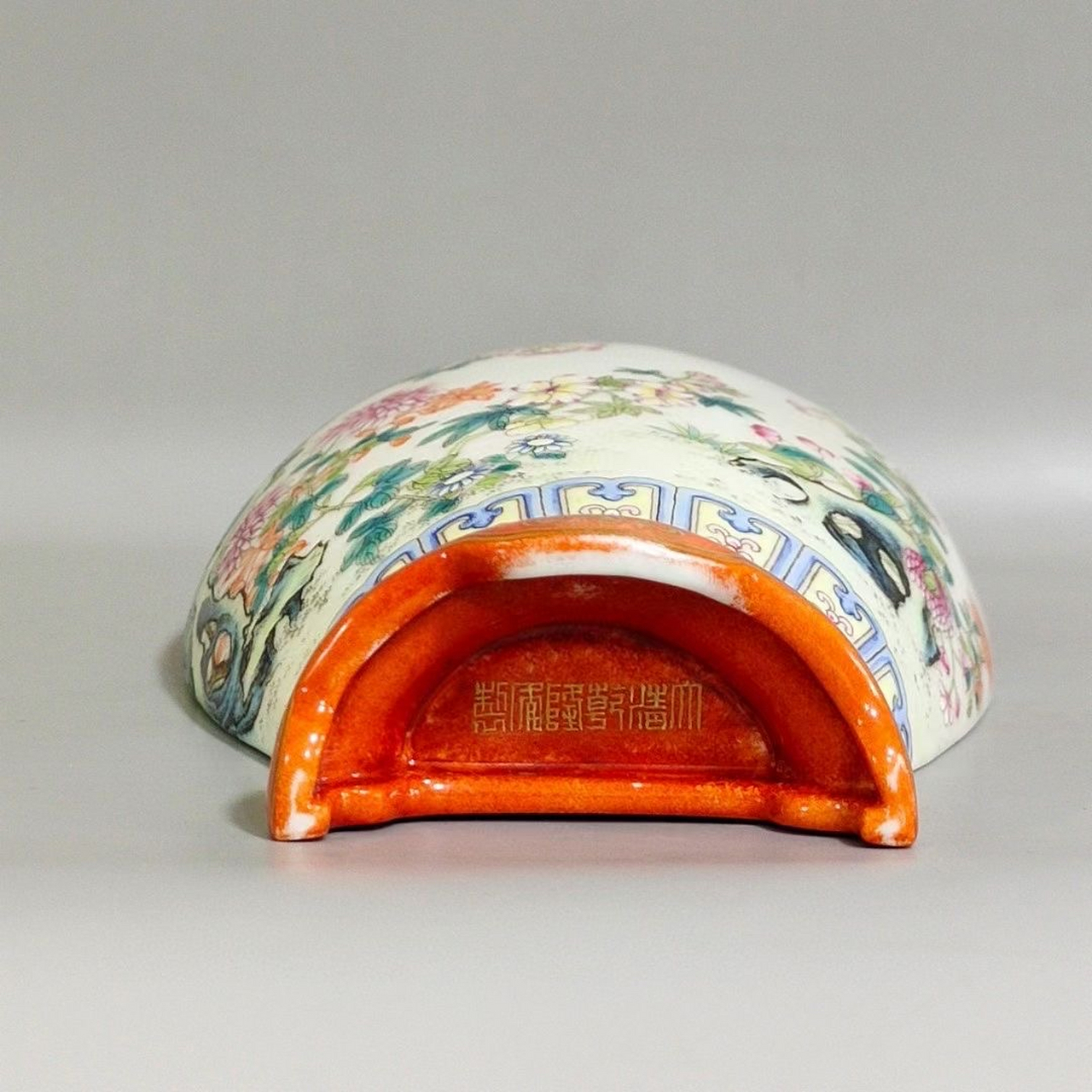 清,粉彩花卉壁瓶