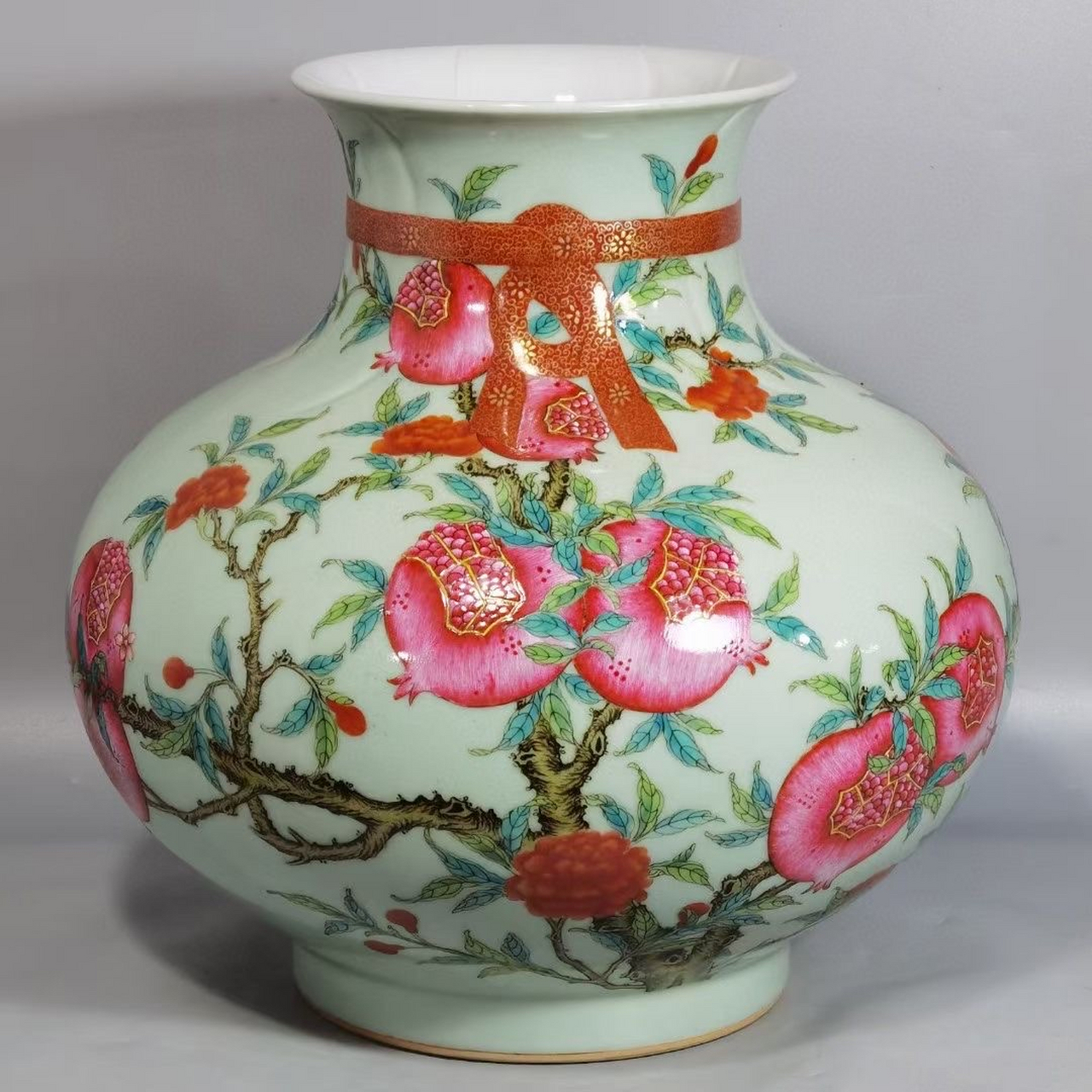 清,豆青釉粉彩石榴尊