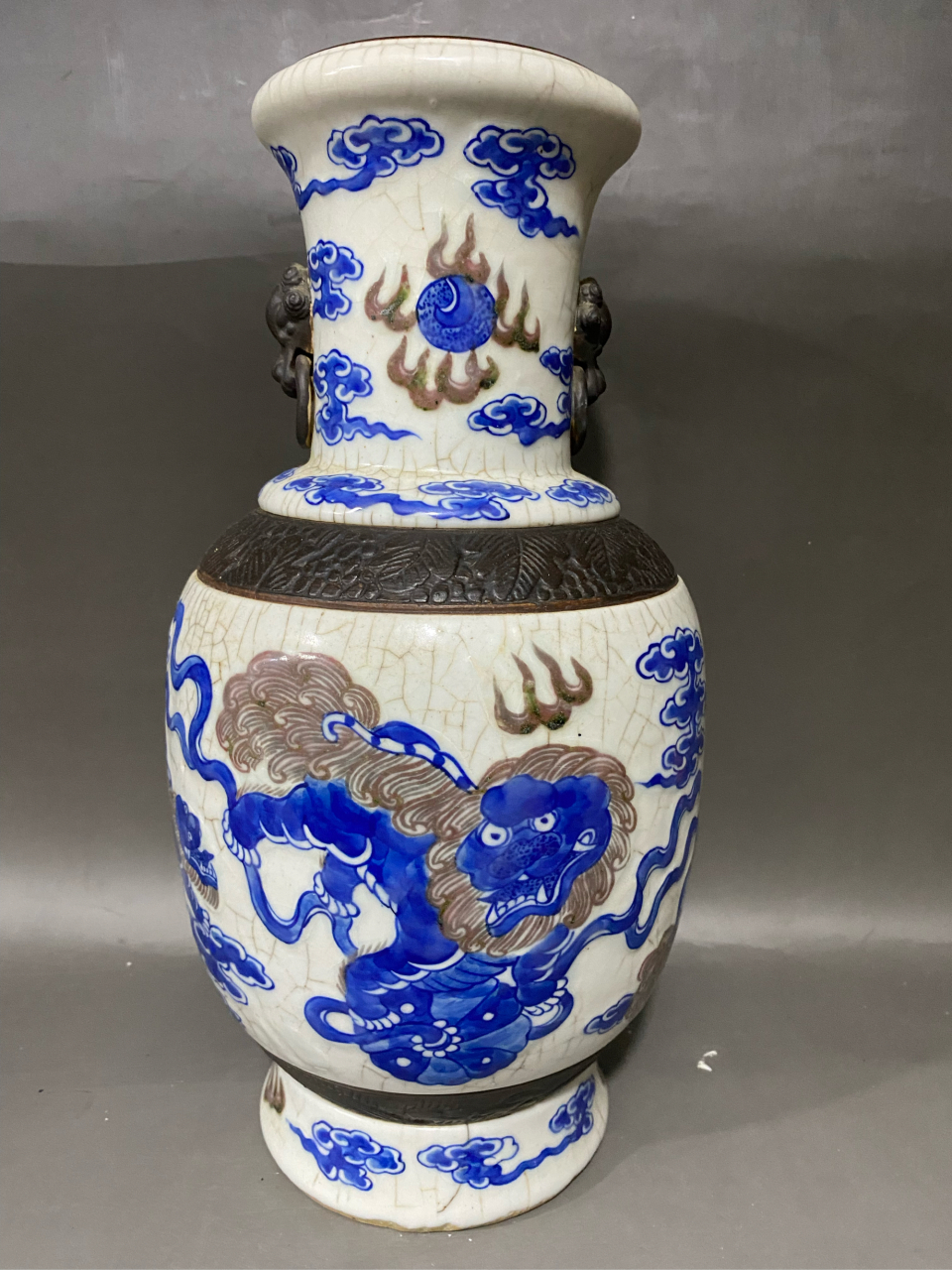 清,哥釉青花釉里红狮子绣球瓶