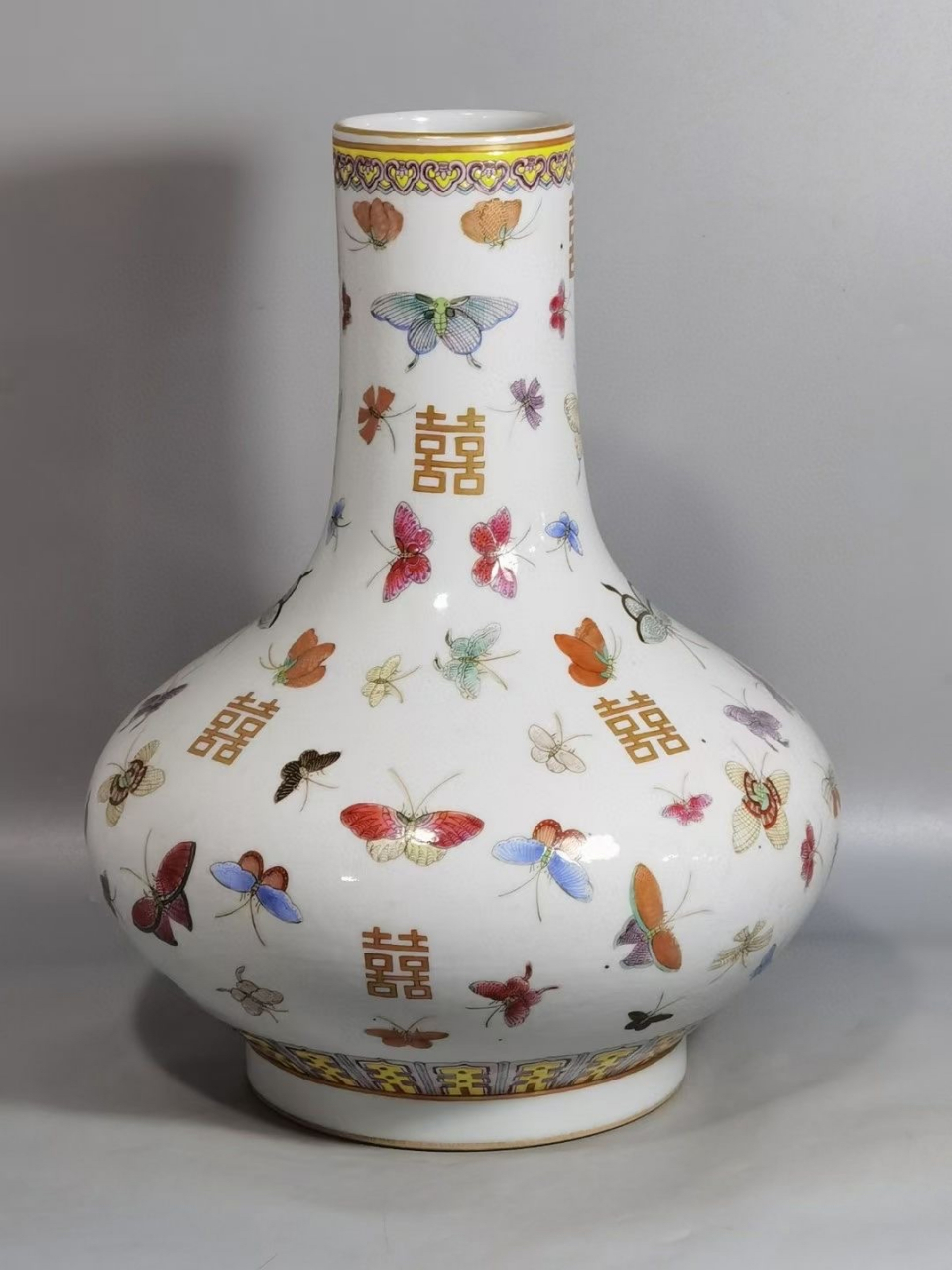 清,粉彩百蝶描金喜字瓶