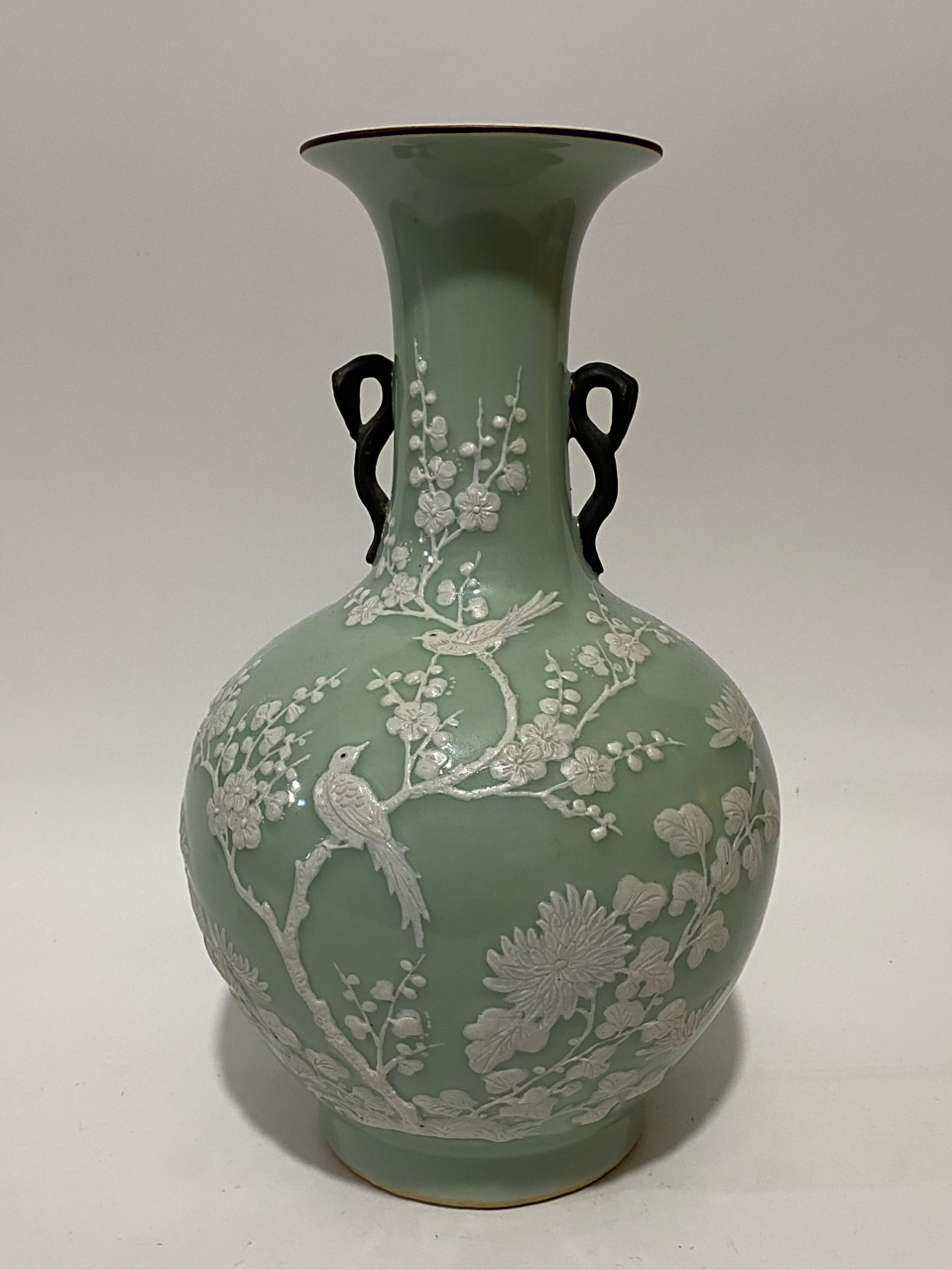 清,豆青釉留白堆雕花鸟瓶