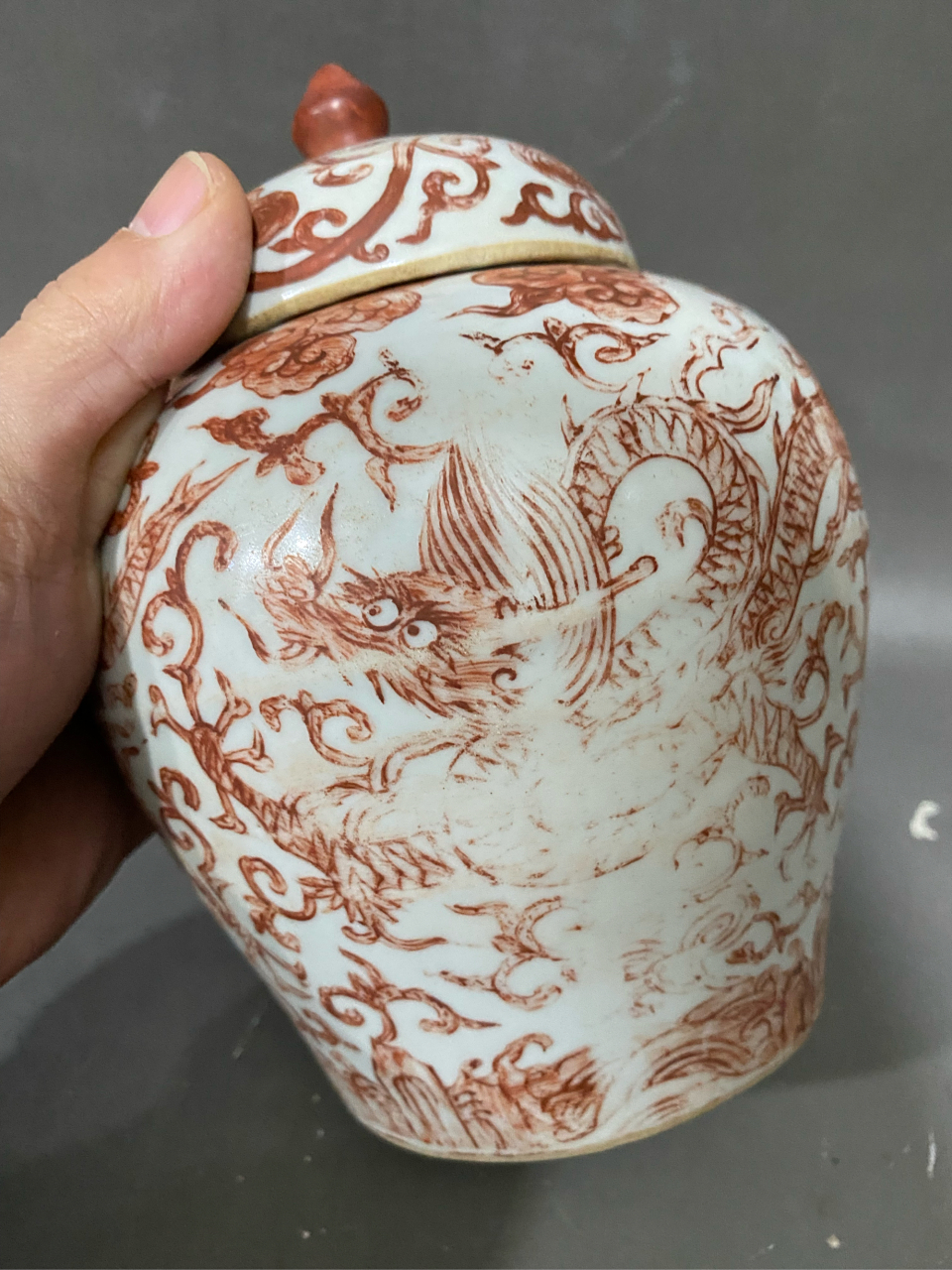 明,泛红龙纹花卉罐