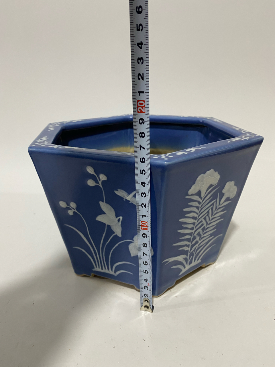 清,豆青釉留白浮雕蝶恋花花盆