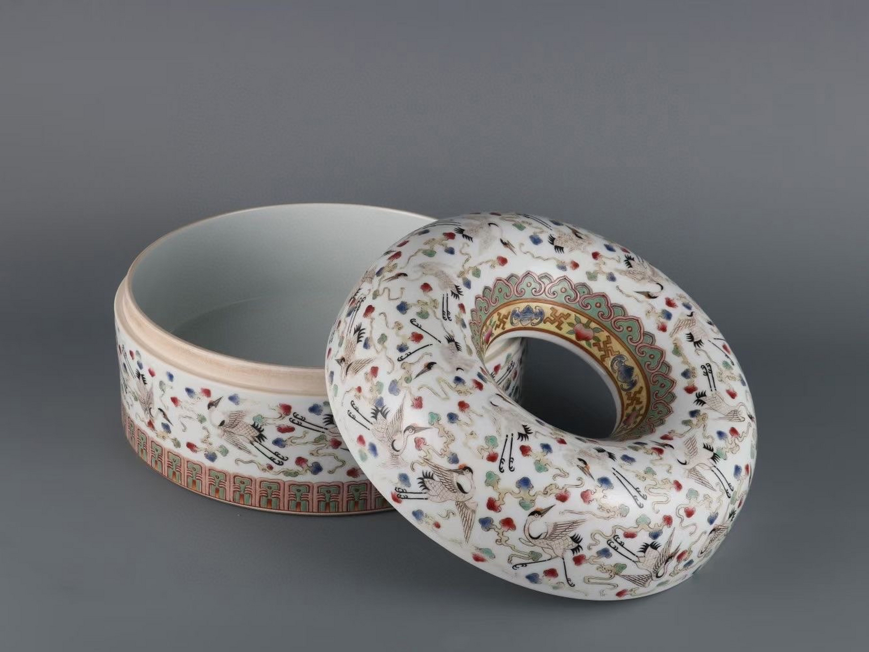 清,粉彩鹤纹祥云朝珠盒