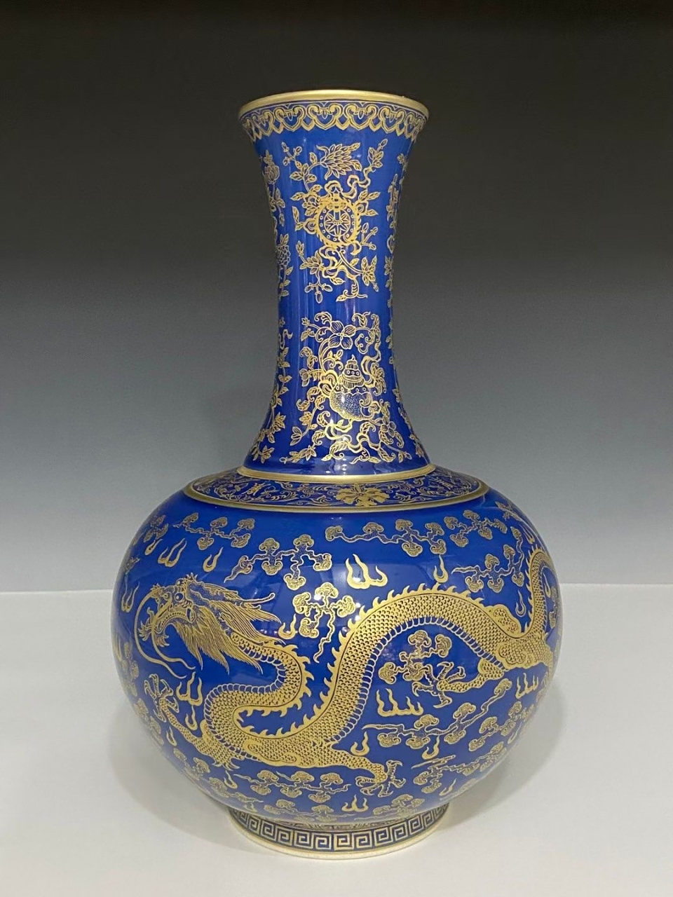 清,霁蓝釉底描金龙凤瓶