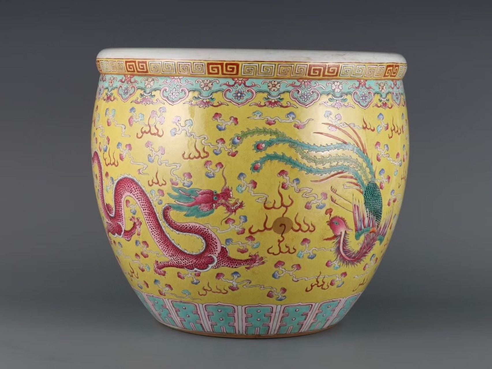 清,黄釉底粉彩龙凤缸