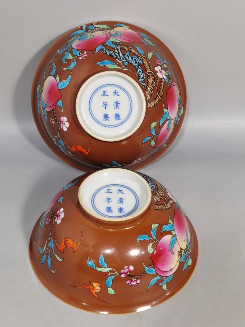 清,紫金釉底粉彩寿桃碗