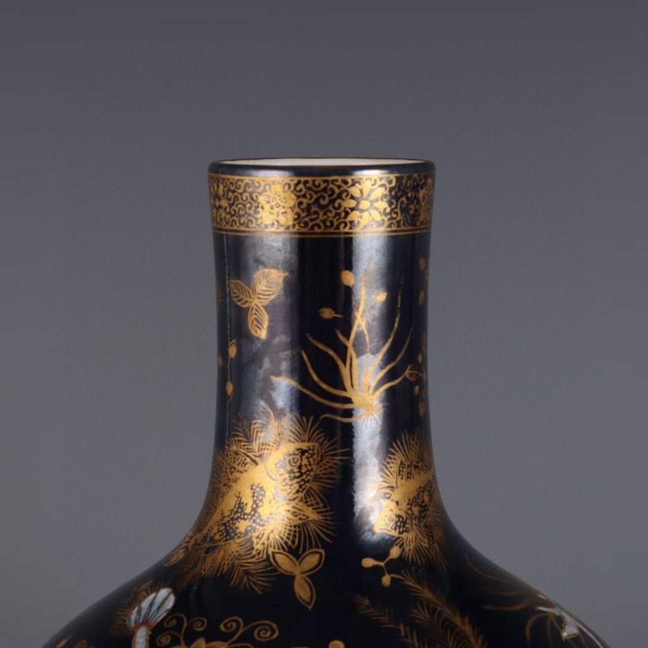 清,霁蓝釉底粉彩描金鱼藻纹天球瓶