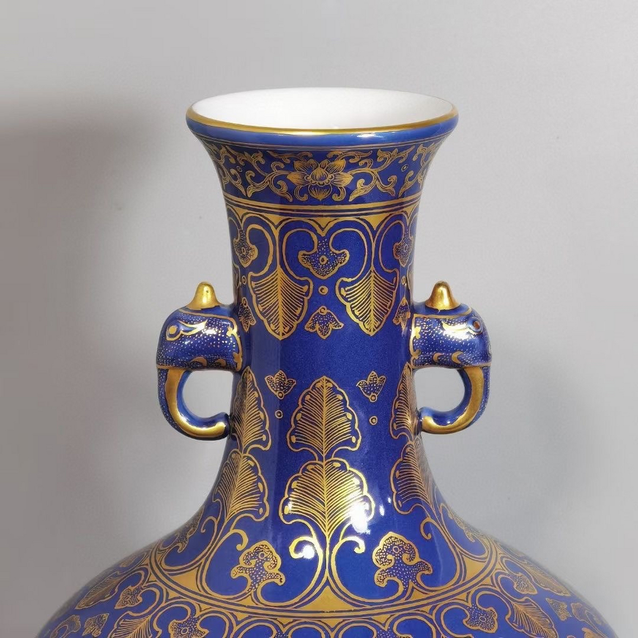 清,霁蓝釉底描金花卉瓶