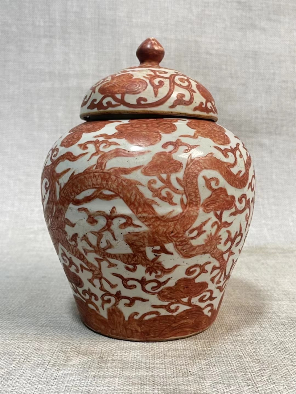 明,泛红龙纹罐