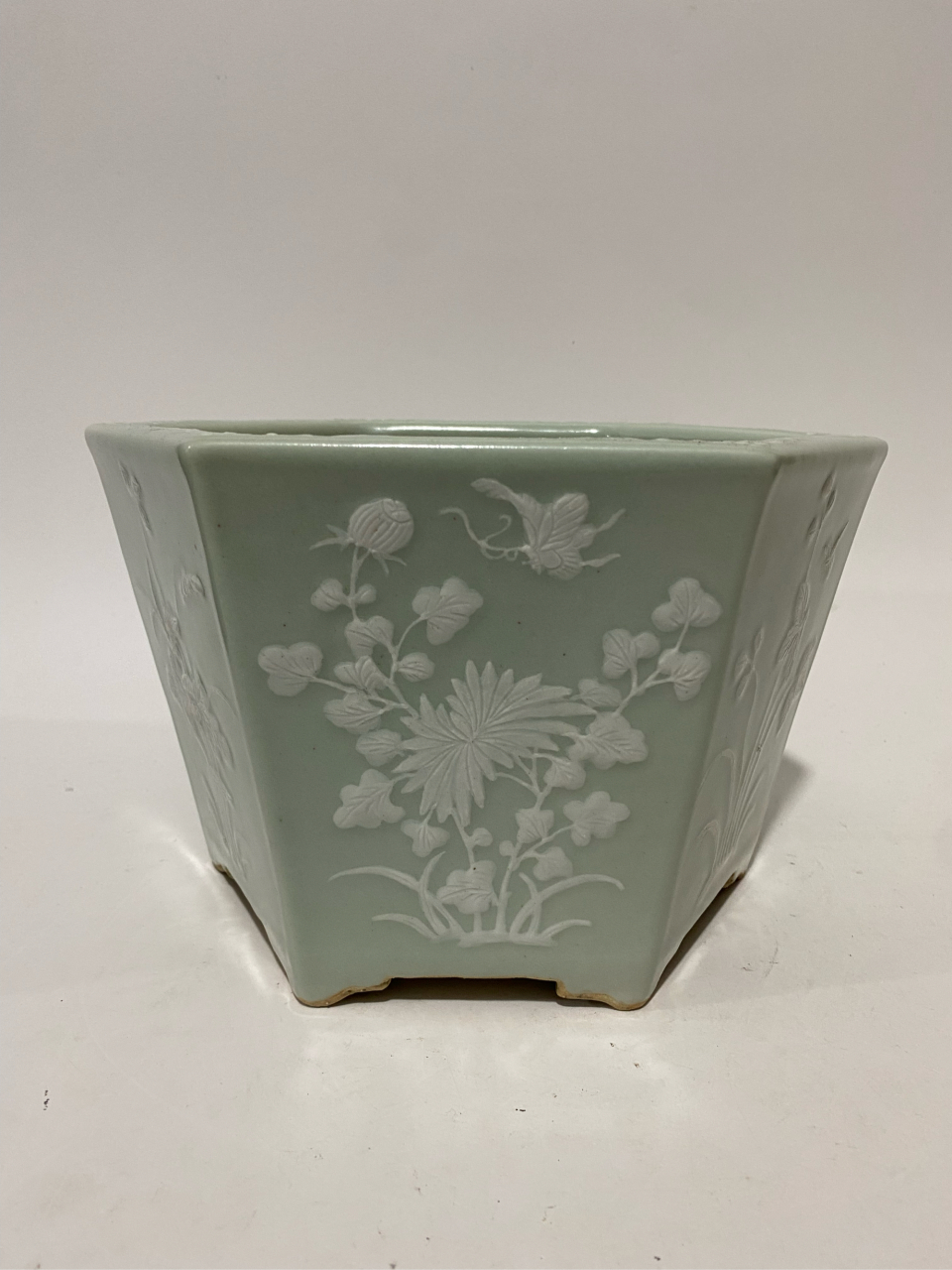 清,豆青釉留白浮雕蝶恋花花盆