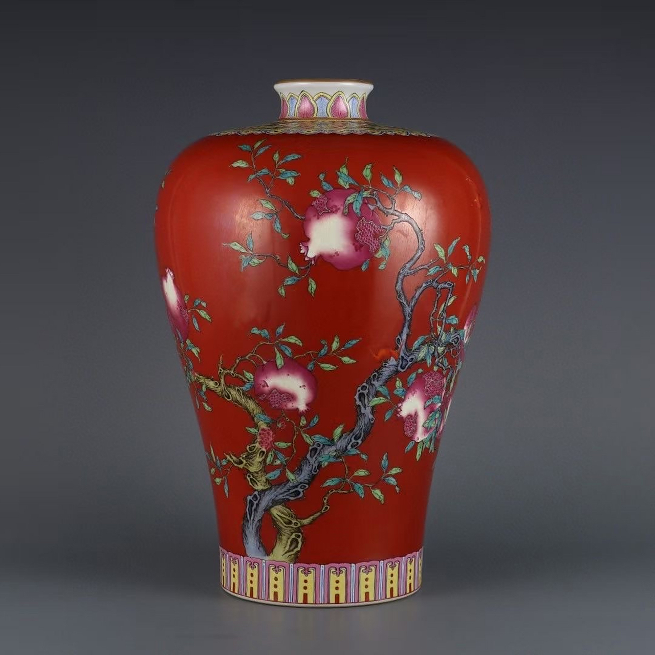 清,胭脂红粉彩石榴梅瓶