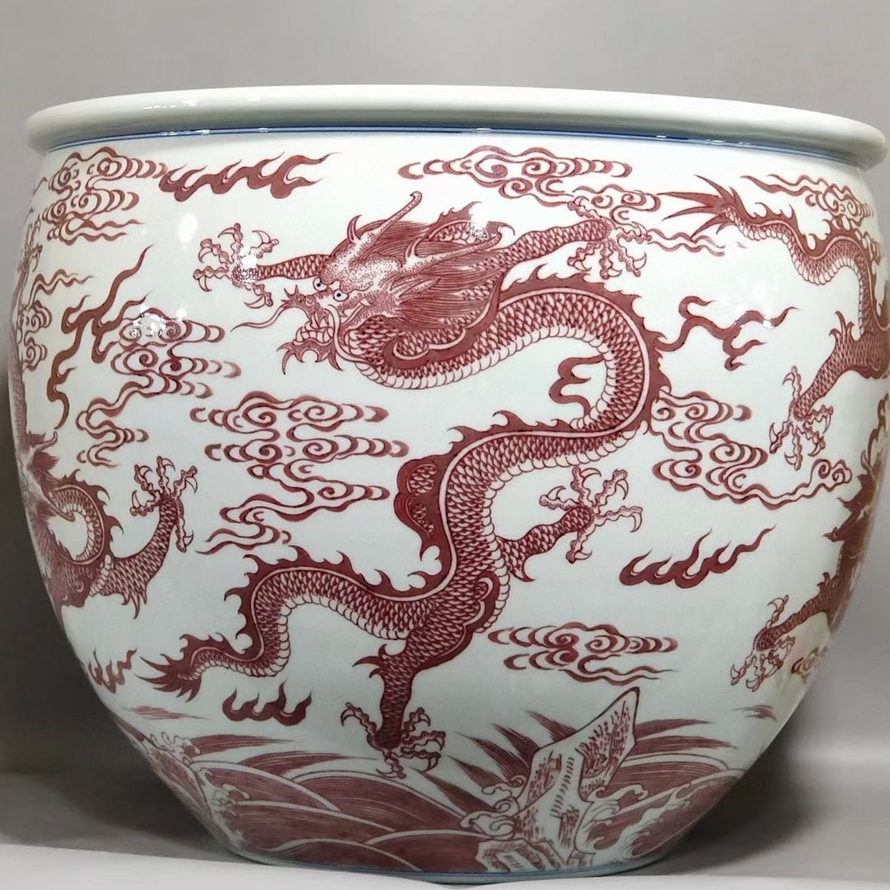 清,釉里红龙纹缸