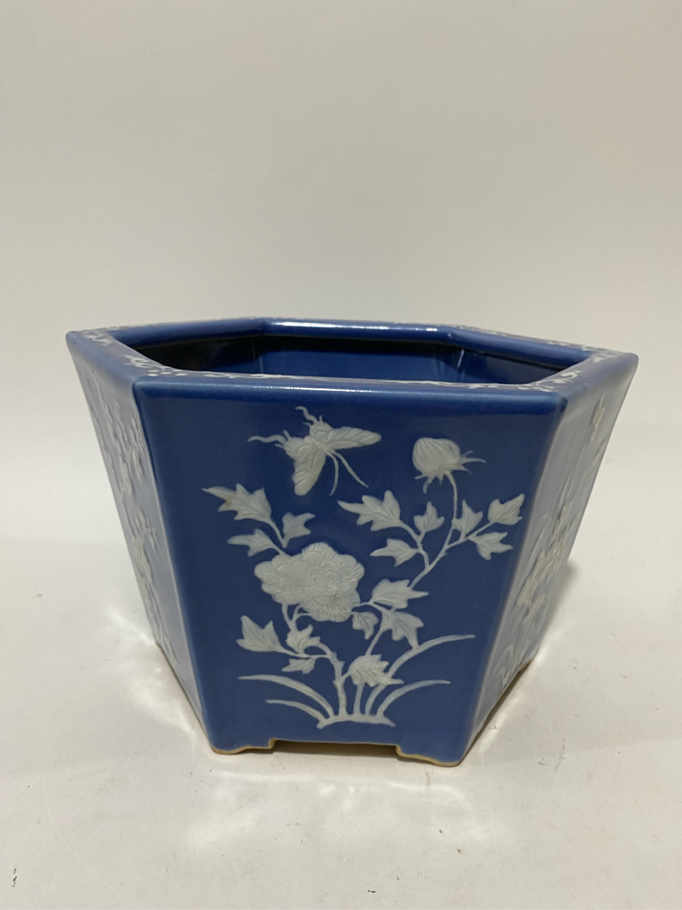 清,豆青釉留白浮雕蝶恋花花盆