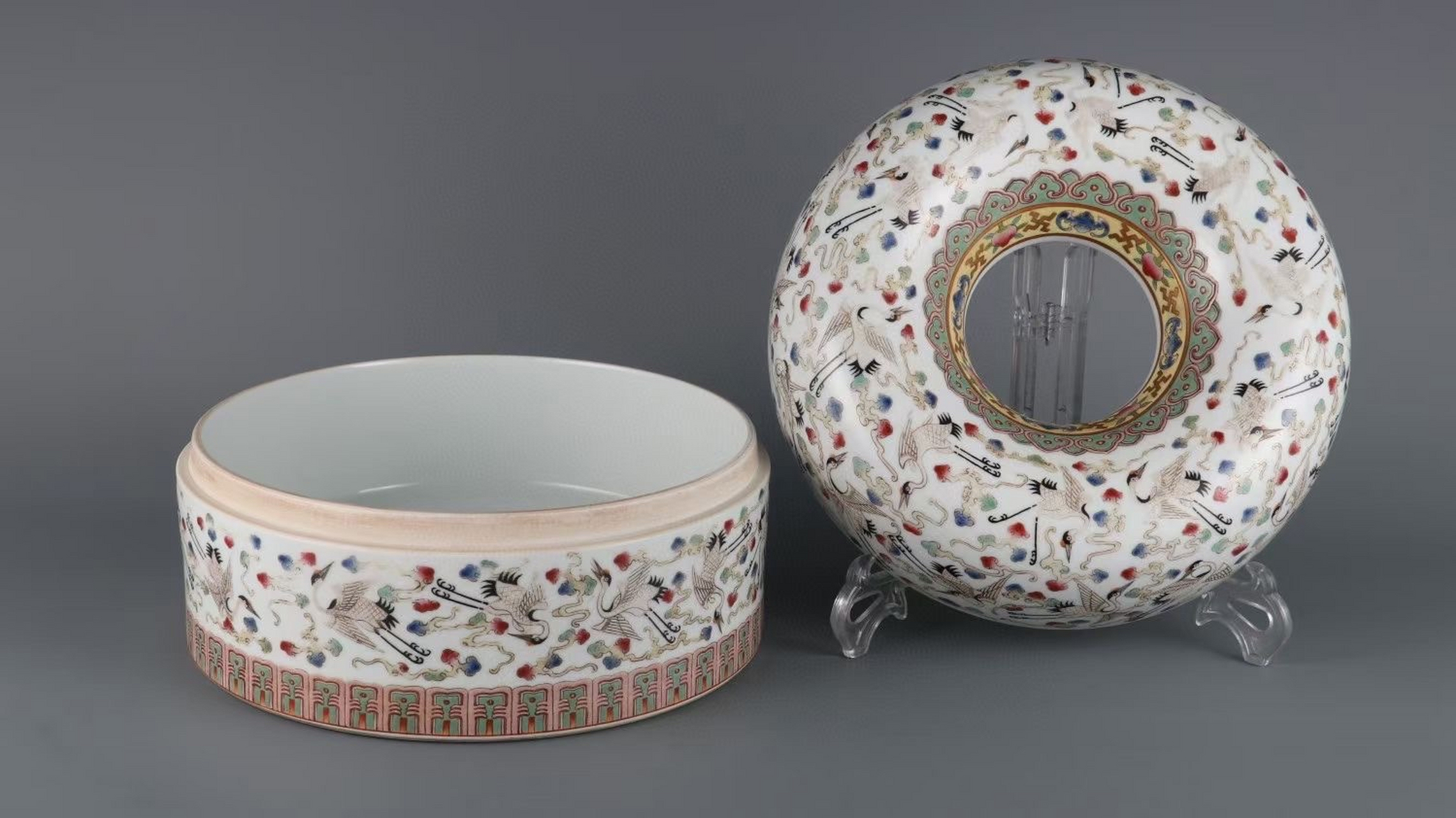 清,粉彩鹤纹祥云朝珠盒