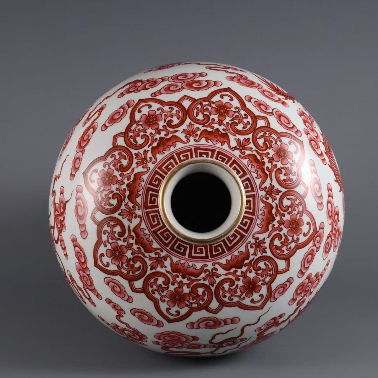 清,胭脂红龙纹梅瓶