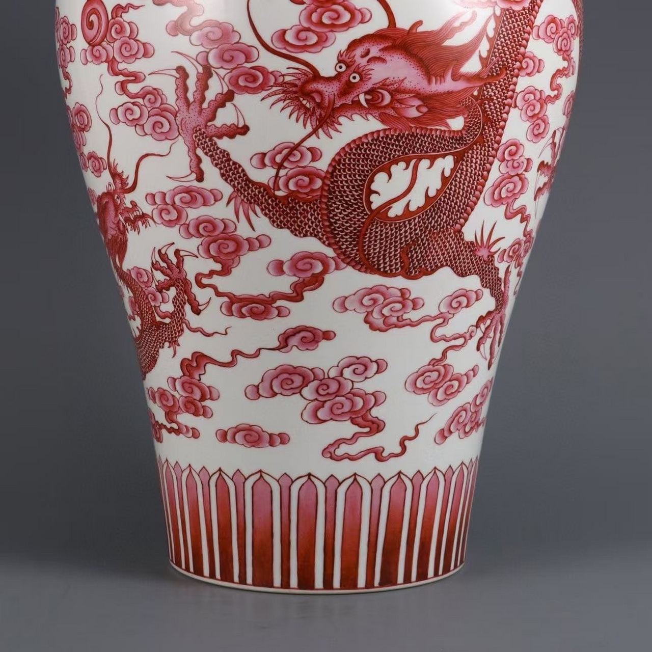 清,胭脂红龙纹梅瓶