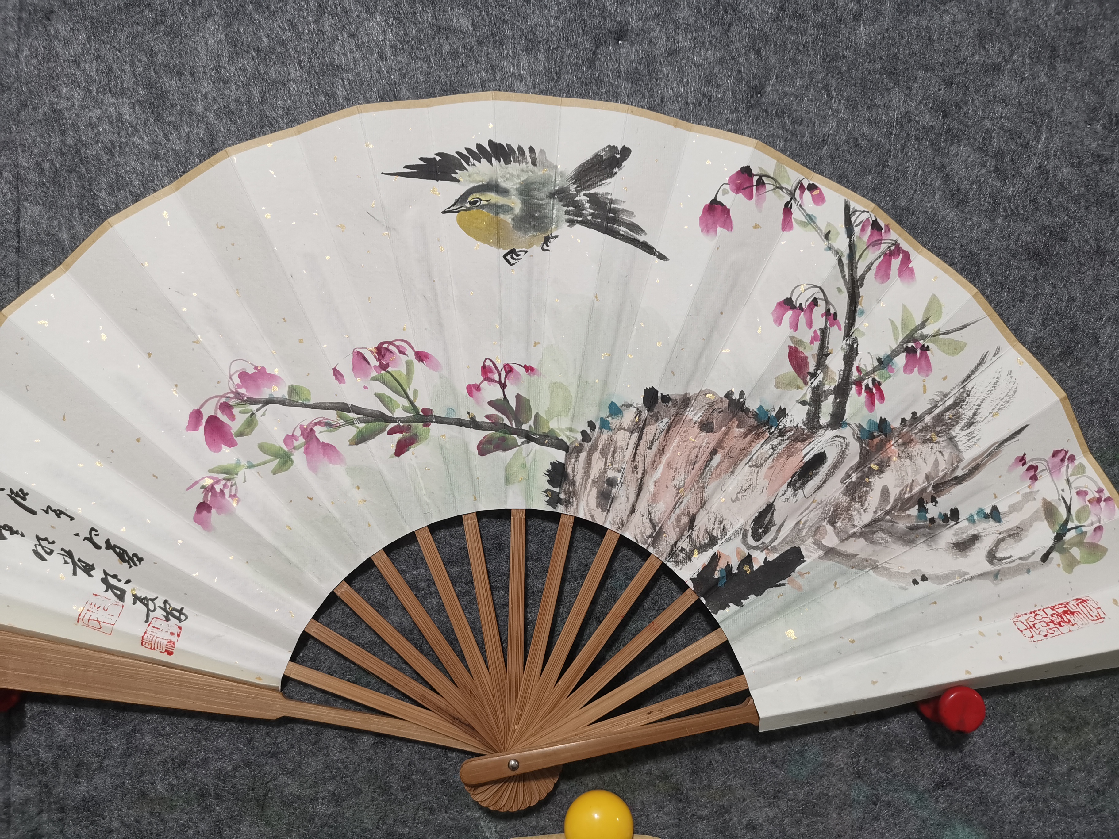 我用一把扇子,为你扇去夏日的热气;我用一把扇子