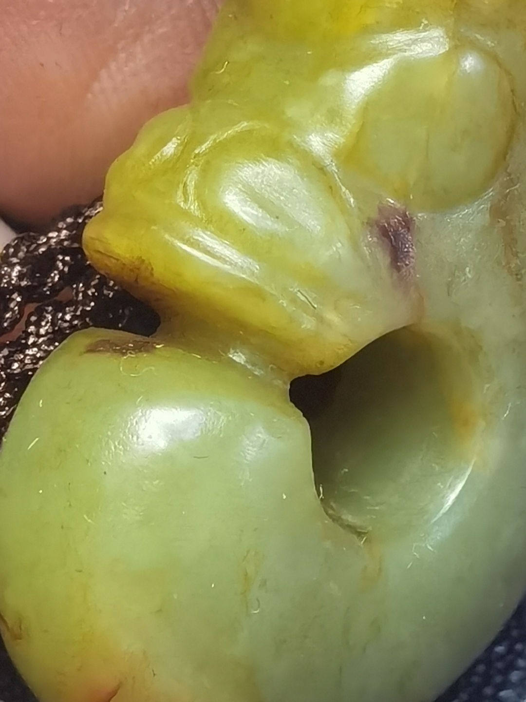 红山文化玉猪龙,黄玉质,包浆厚重,老熟,如胶似冻,冰裂纹,对钻喇叭孔.