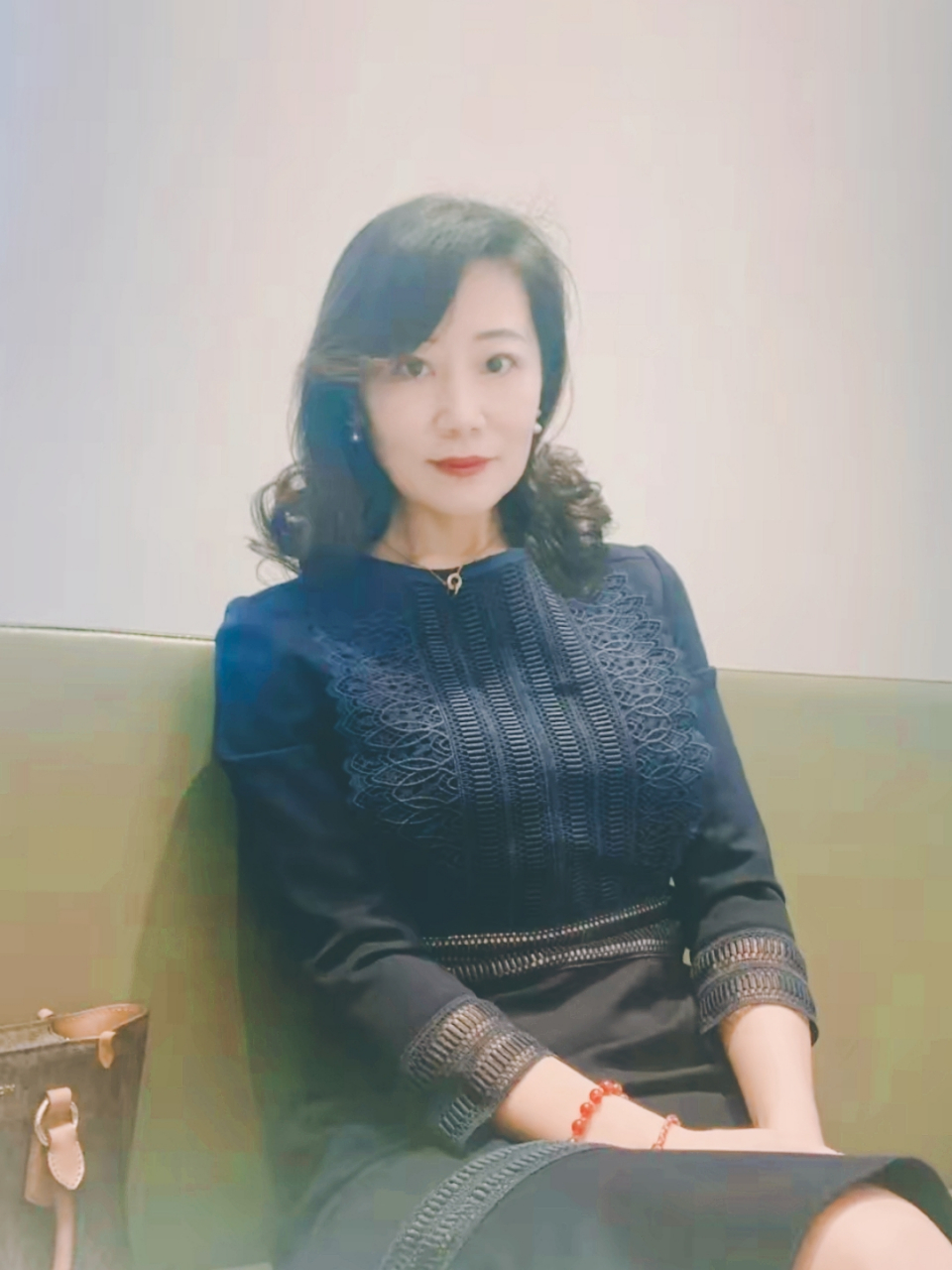 我的好友在体制内担任办公室副主任,身高167cm,体重53公斤,容貌出众