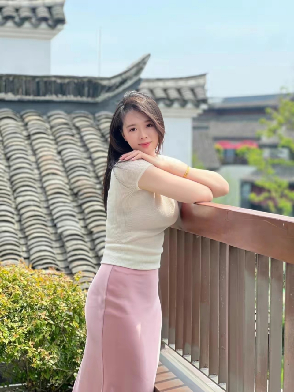 上联:花香满园春意浓,美人轻舞步轻盈. 求下联