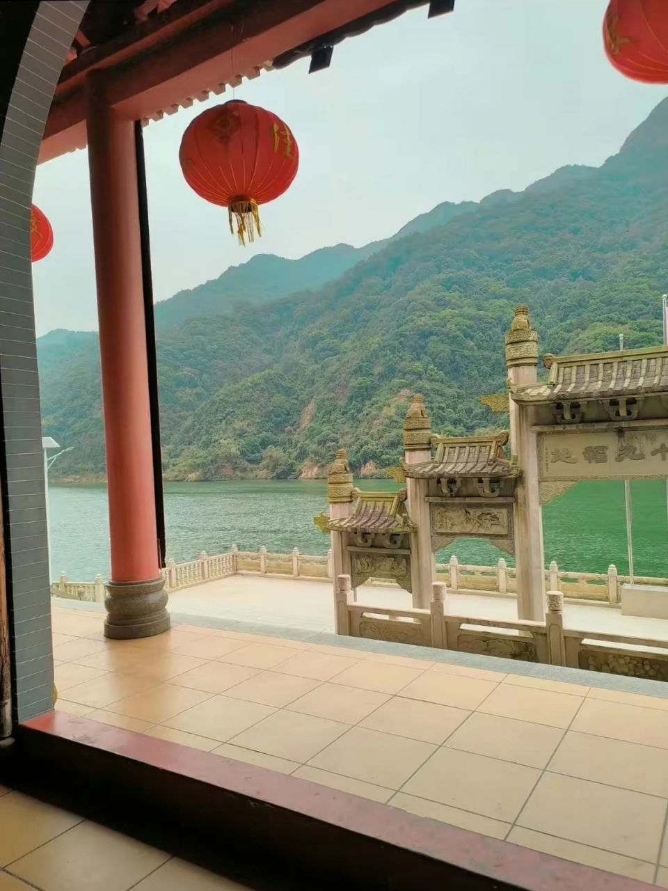 清远飞来寺这洪水涨太高了,图2是上次去游玩拍的照片,图1是现在江水的