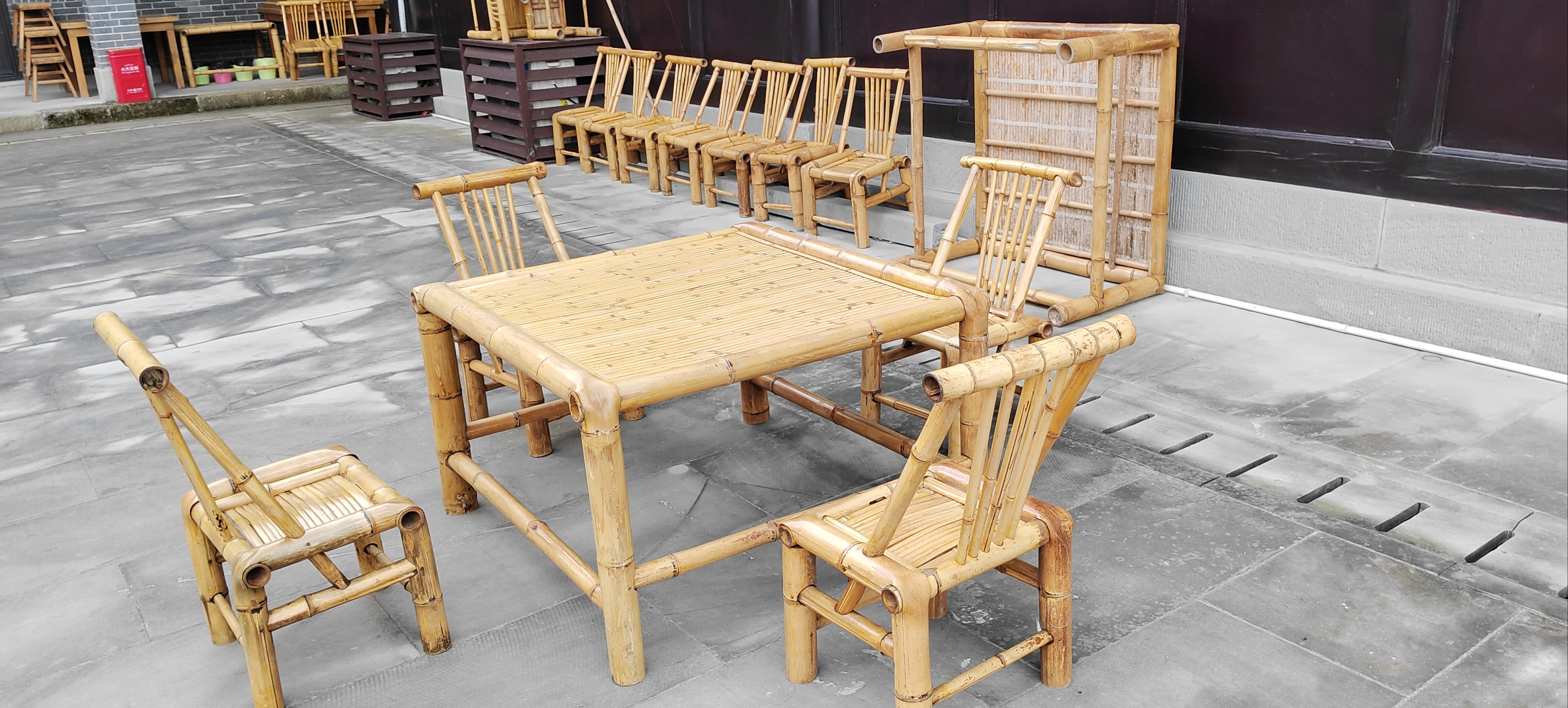 话说竹椅见过,小时候老家用的全是竹椅子.竹桌还是第一次见到.