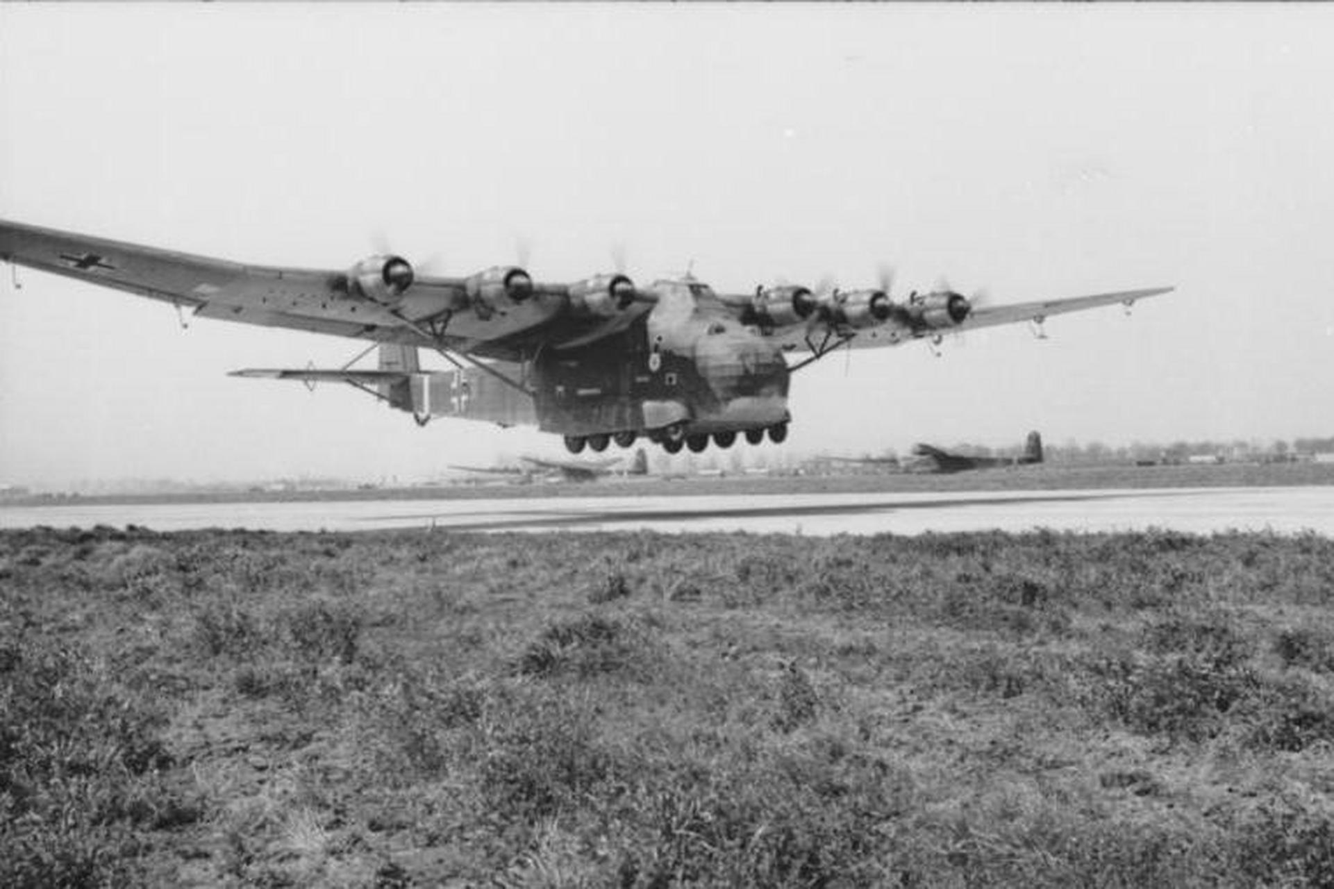 me323型运输机(messerschmitt me 323或称巨人)是第二次世界大战中