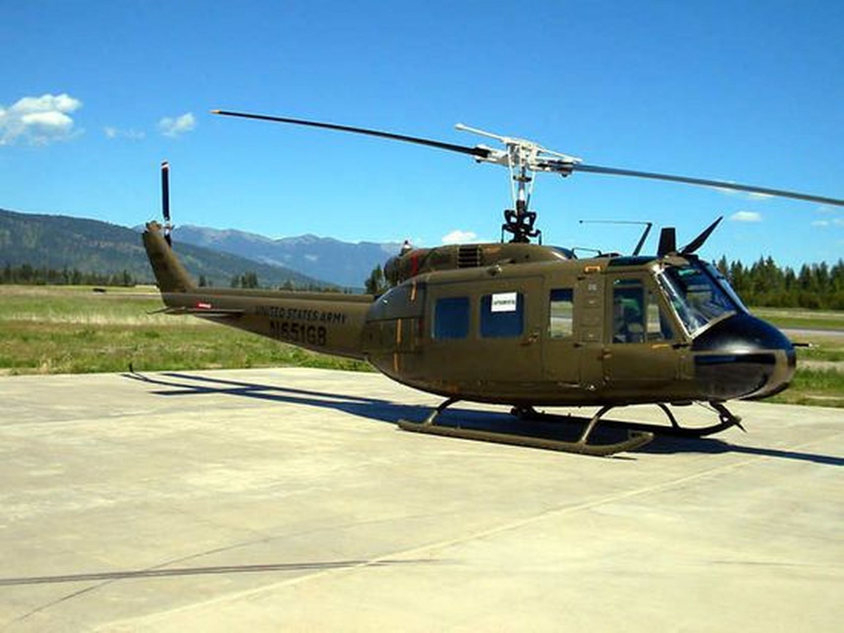 UH-1H型“休伊”运输机图片