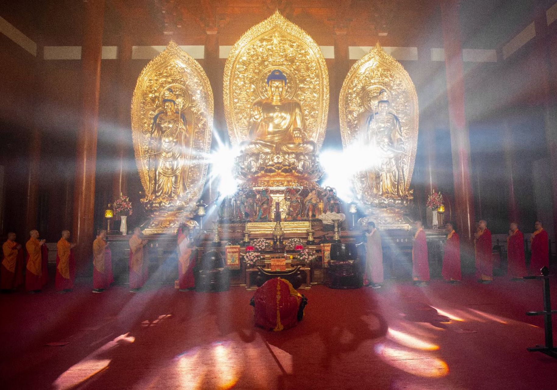 燃灯照彻三千界, 觉海慈航度十方.